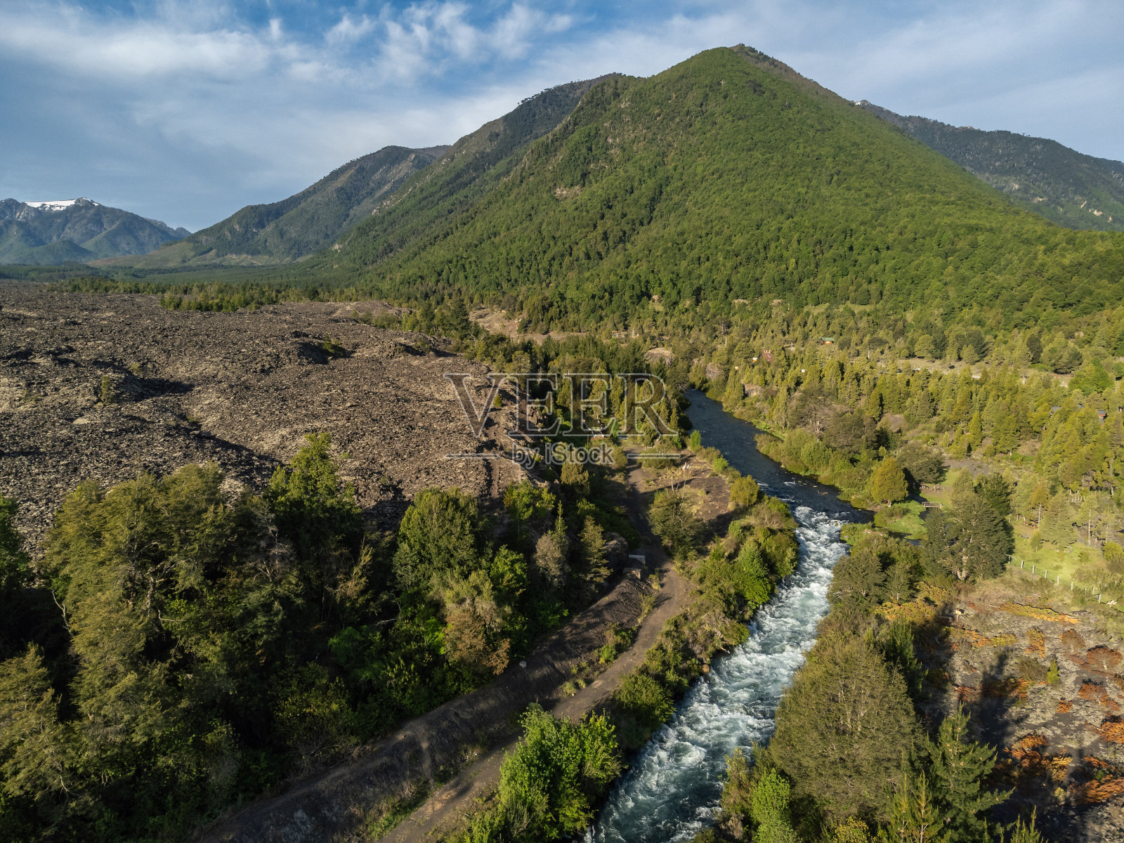 河流在森林和熔岩平原之间流动照片摄影图片