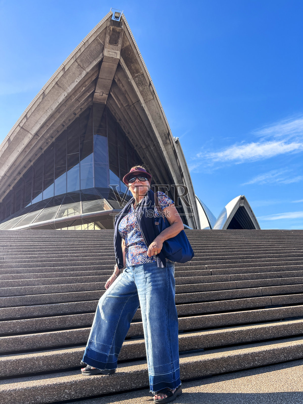 穿着喇叭牛仔裤的西班牙裔老年妇女生活方式照片照片摄影图片