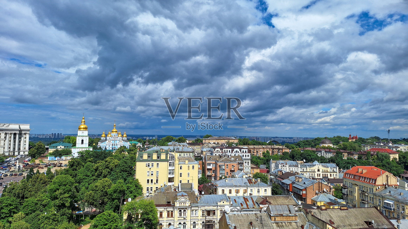 乌克兰,基辅——2024年6月24日:从空中俯瞰城市景观。市中心有住宅楼盘照片摄影图片