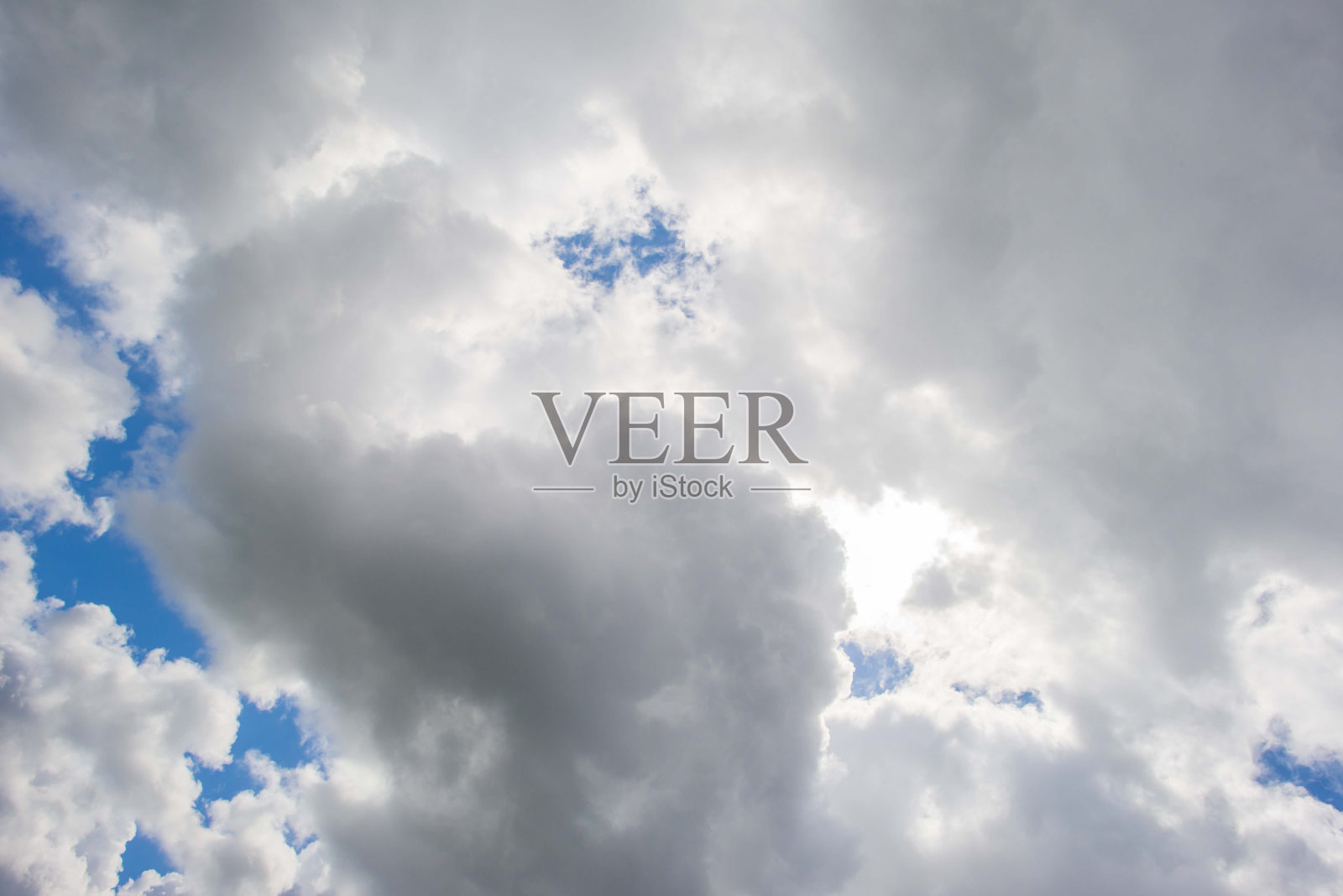 蓝天上乌云密布照片摄影图片