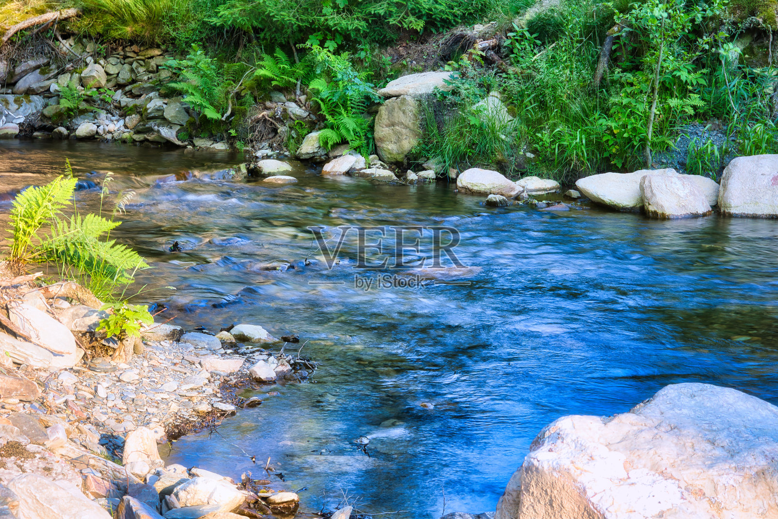 傍晚在Gräftiegelsperre与日落在图林根森林照片摄影图片