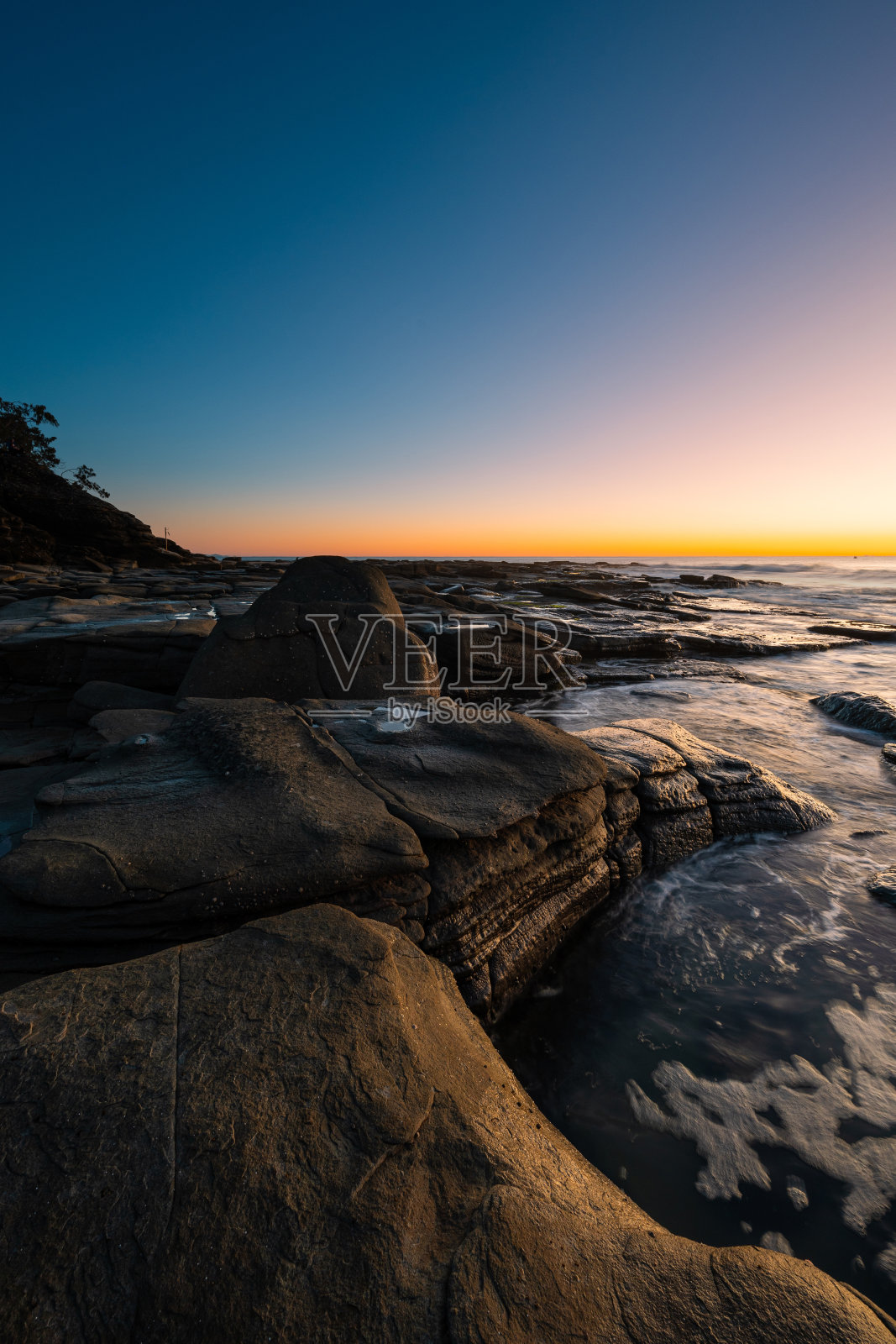 岩石海岸线的黎明照片摄影图片