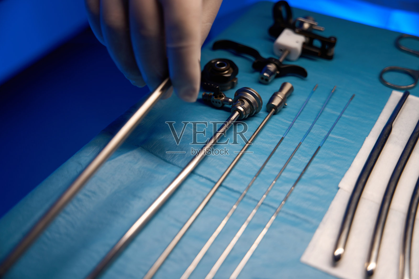 部分医生手从桌上取宫腔镜的特写照片摄影图片