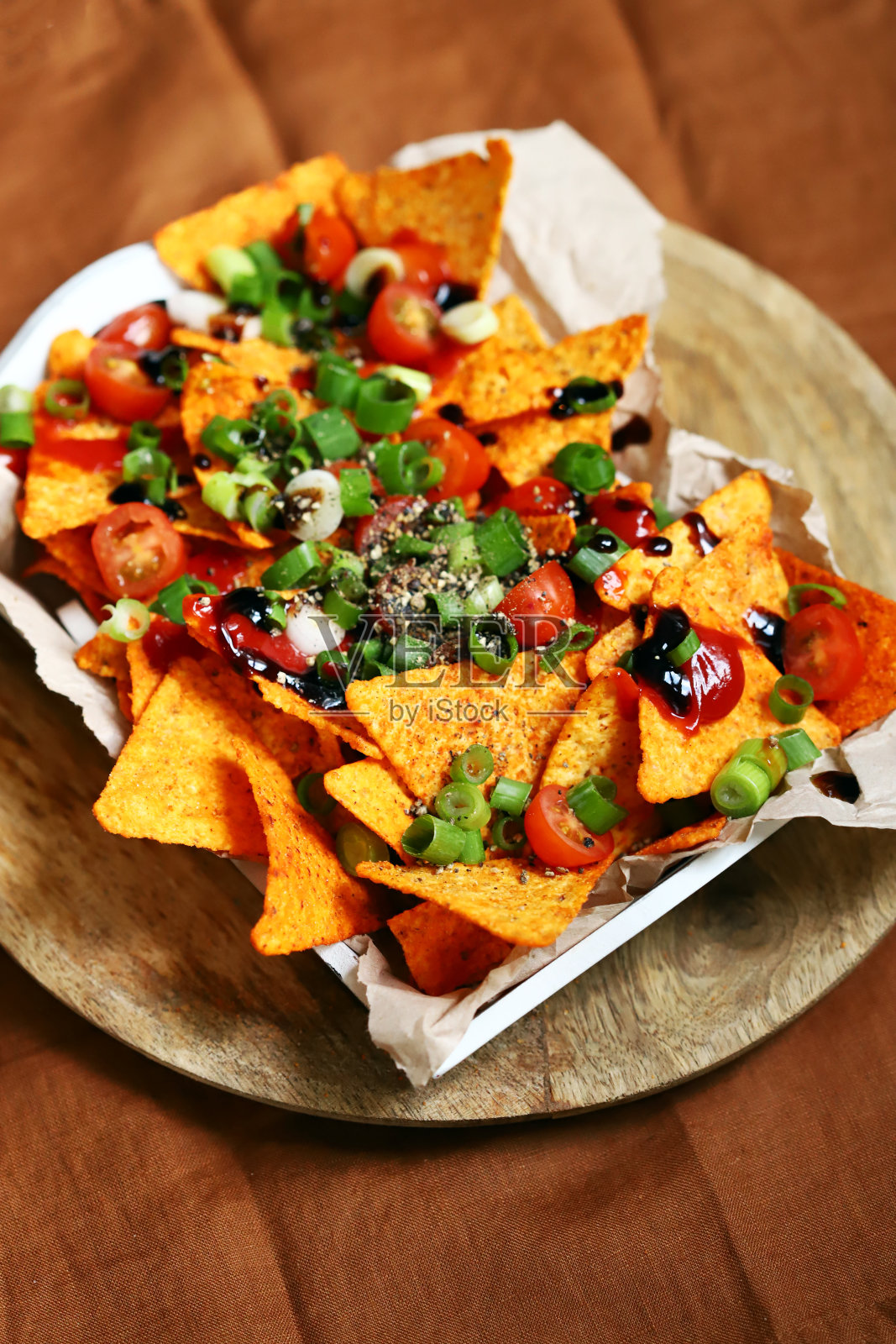 玉米片配葱和香料。照片摄影图片