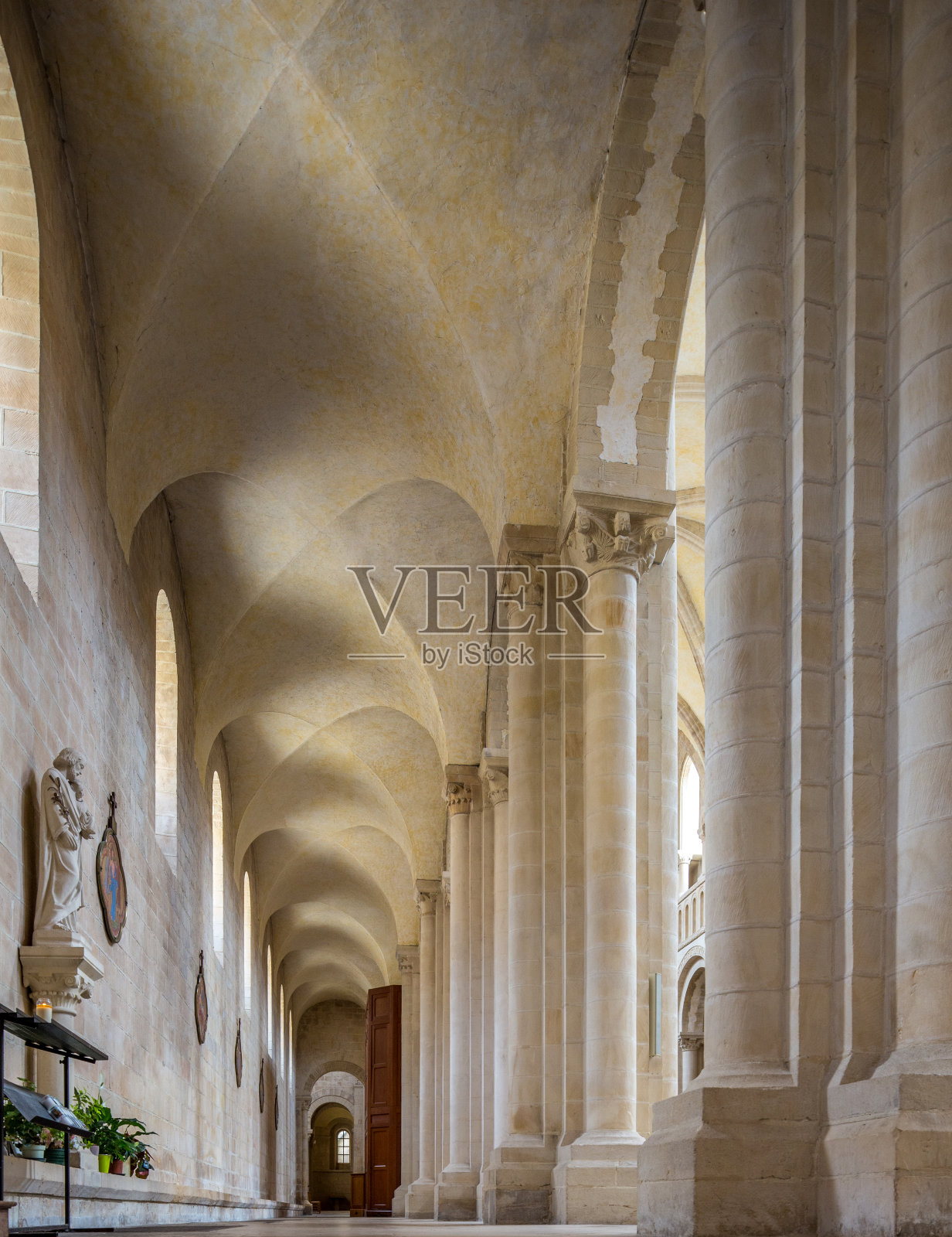 法国诺曼底卡昂的圣母修道院内部照片摄影图片