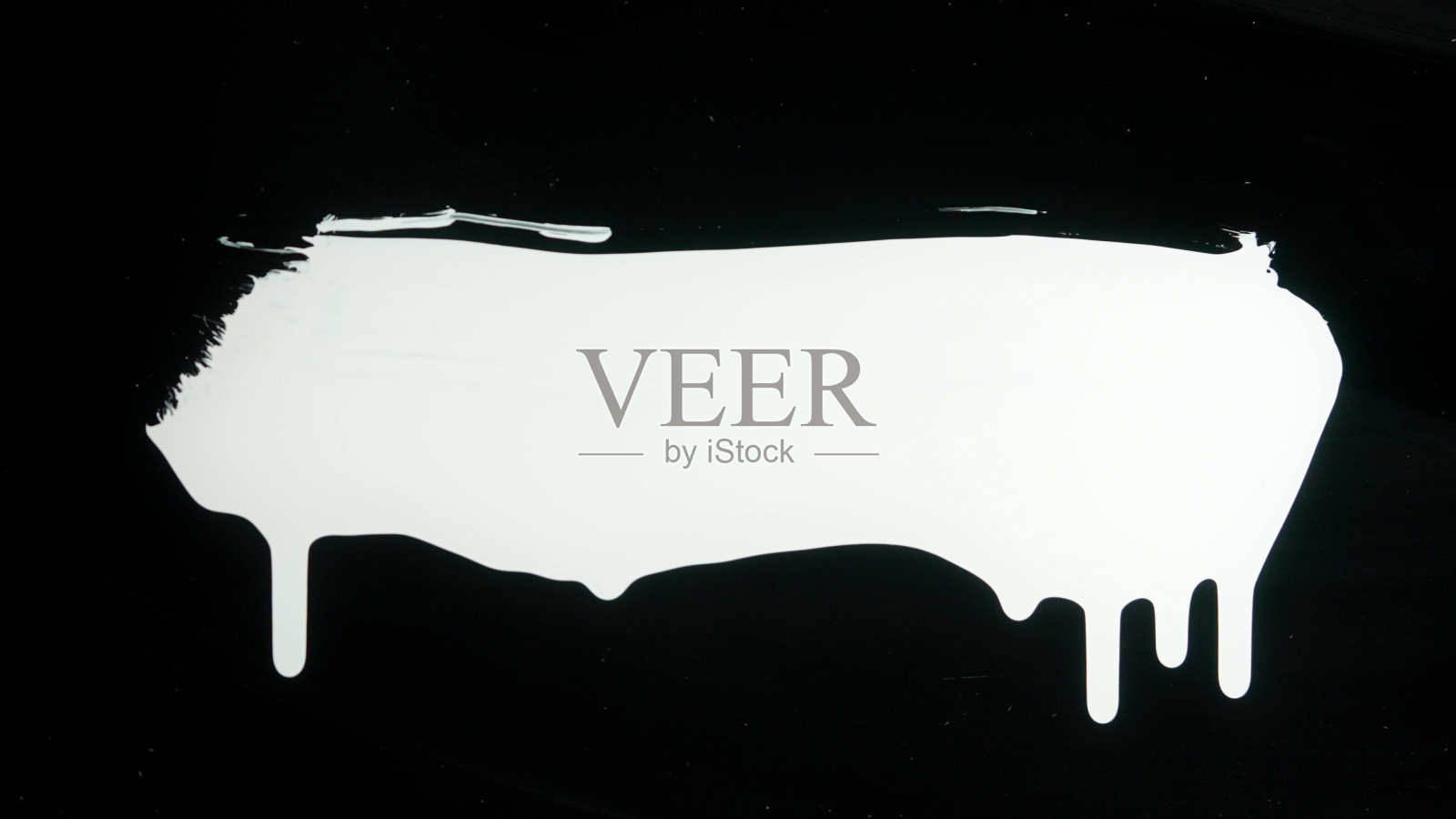 玻璃表面出现白漆条纹。在黑色孤立的背景上用白色丙烯酸颜料绘制。单色艺术绘画,极简主义照片摄影图片