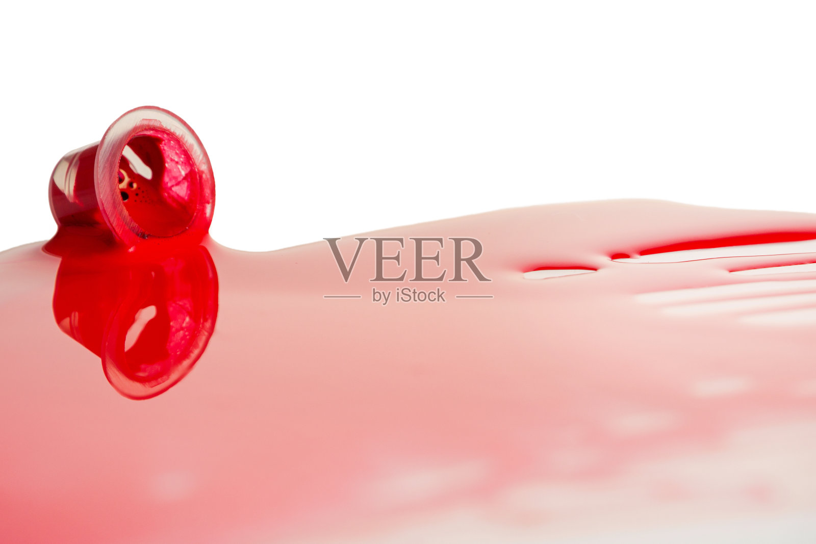 一个装有洒出的红色颜料、颜料背景、颜料、纹身用墨水的罐子照片摄影图片