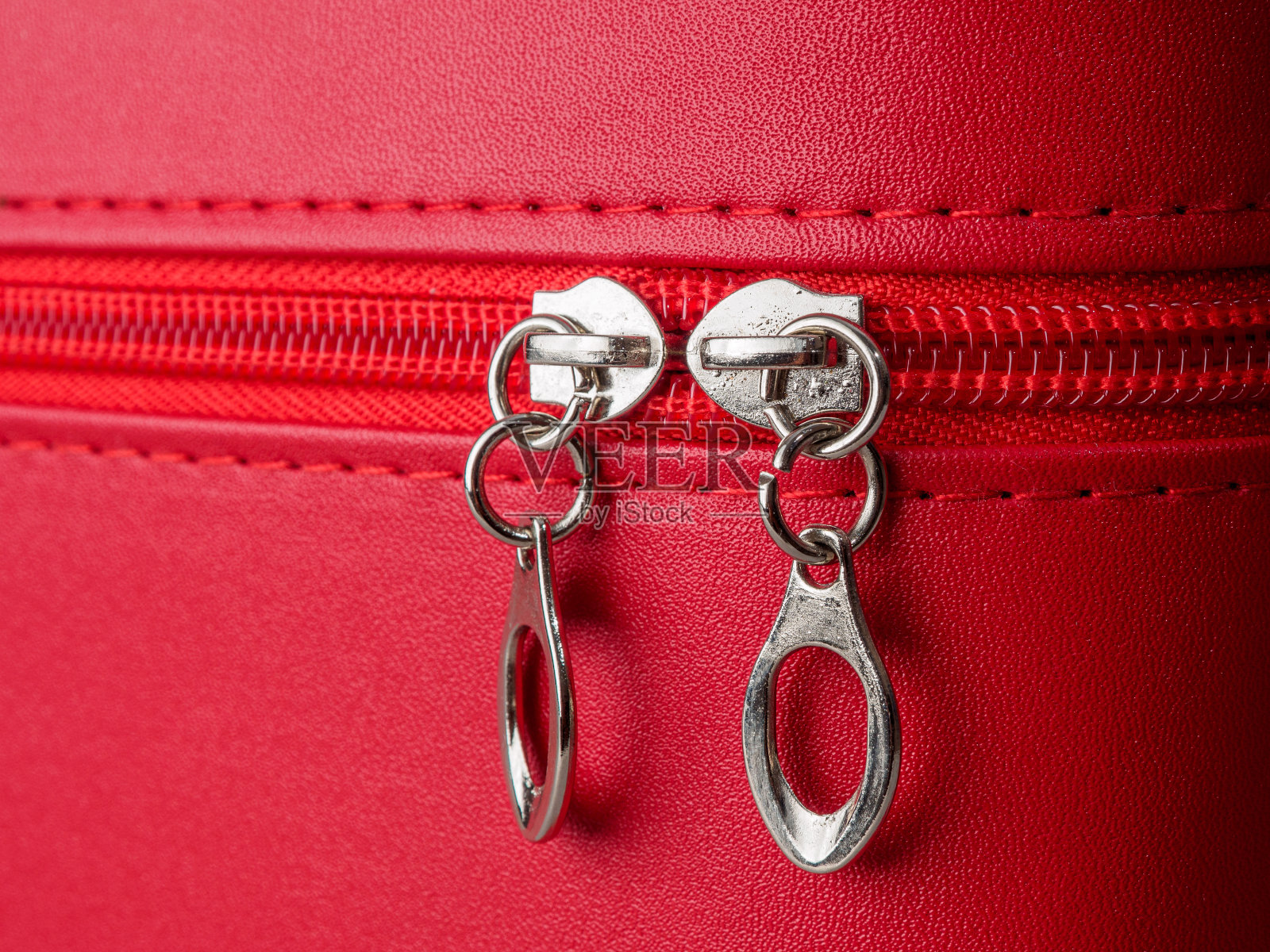皮革表面的材料与红色的接缝和拉链上的包和衣服照片摄影图片