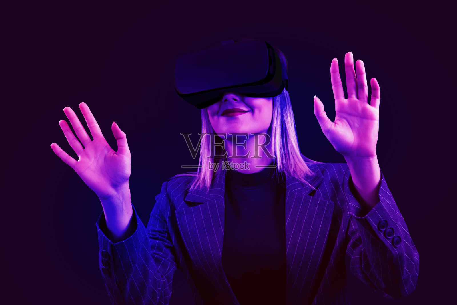 虚拟现实游戏女孩玩虚拟现实眼镜。它有红色和蓝色的光条纹。复古的风格。元宇宙。照片摄影图片