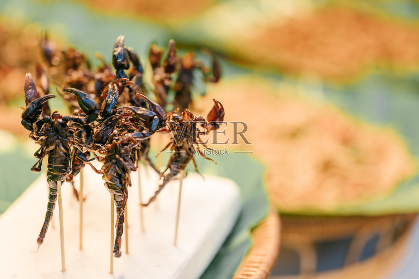 在泰国曼谷唐人街yaowarat,旅行和享受令人惊叹的亚洲异国情调的街头美食,油炸昆虫蚱蜢蝎子毛虫照片摄影图片