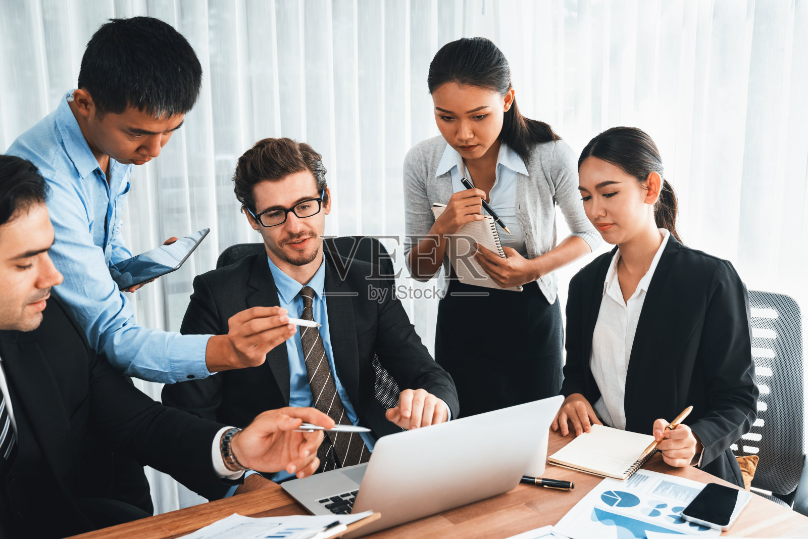 业务分析小组分析财务数据报告。服装照片摄影图片