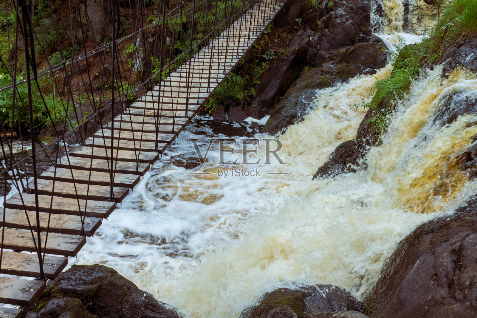 吊桥上行人疾驰而过照片摄影图片