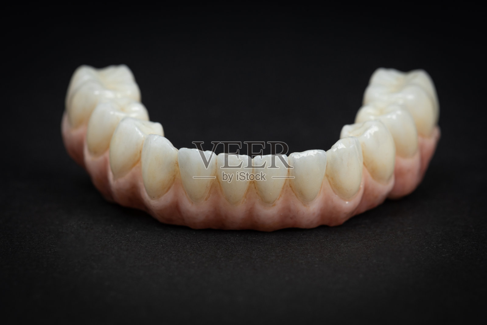 牙齿保健。近距离观察陶瓷锆。氧化锆种植体的牙修复照片摄影图片