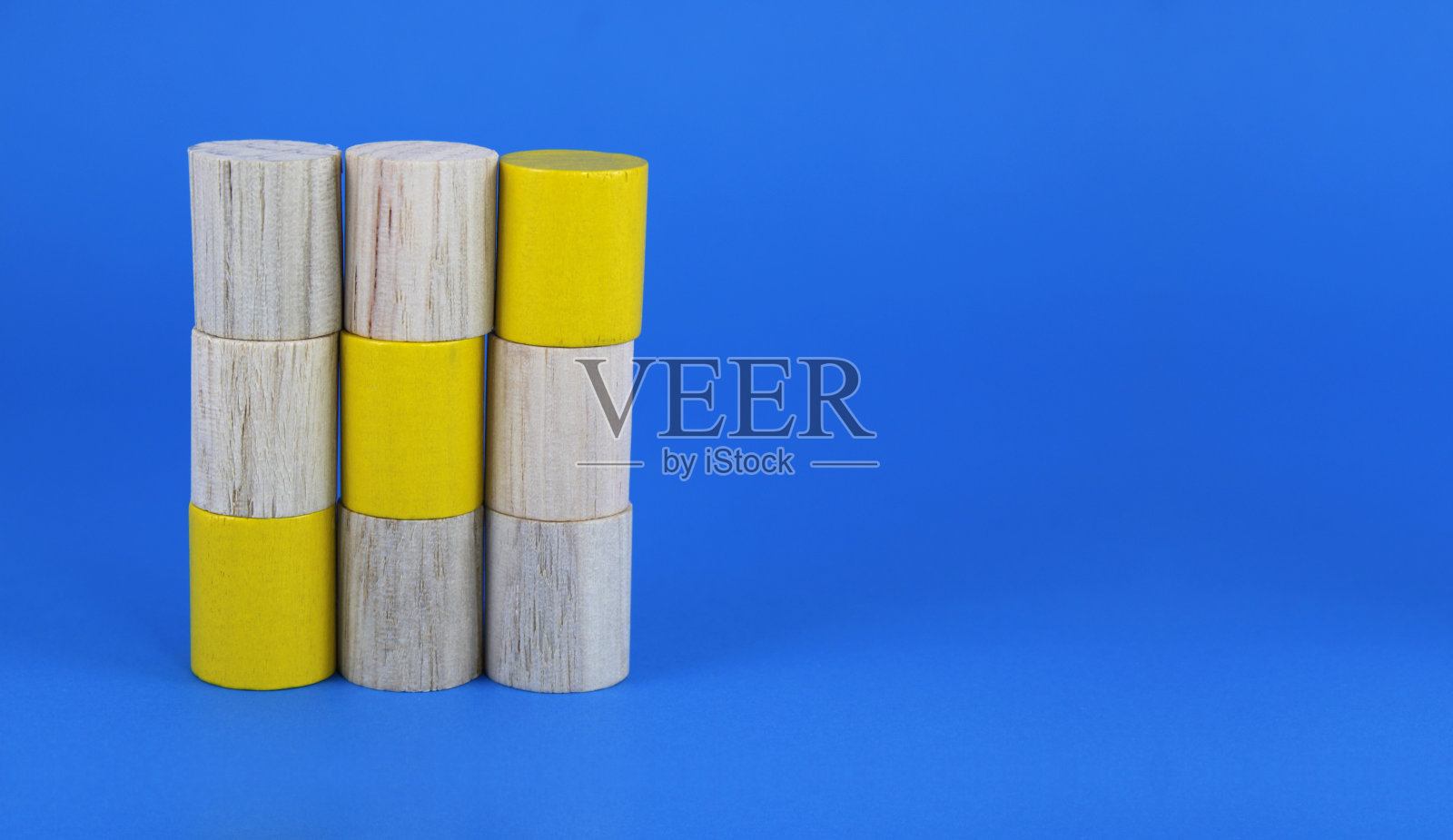 黄色的胜利在对角线上,木制圆柱照片摄影图片