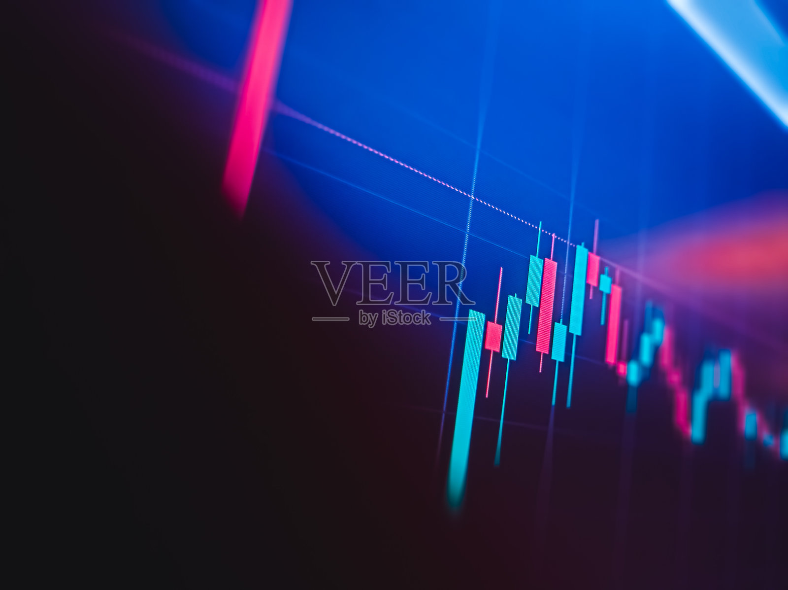 监视器背景下股票市场烛台图特写金融图表。照片摄影图片