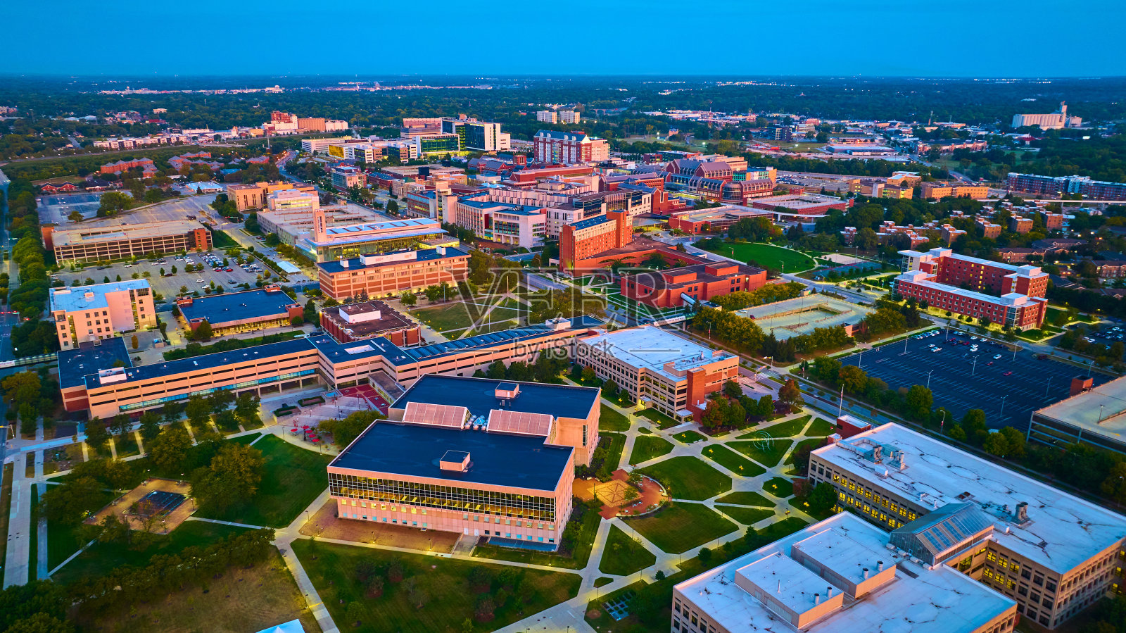 郊区大学校园空中黄金时间与城市天际线照片摄影图片