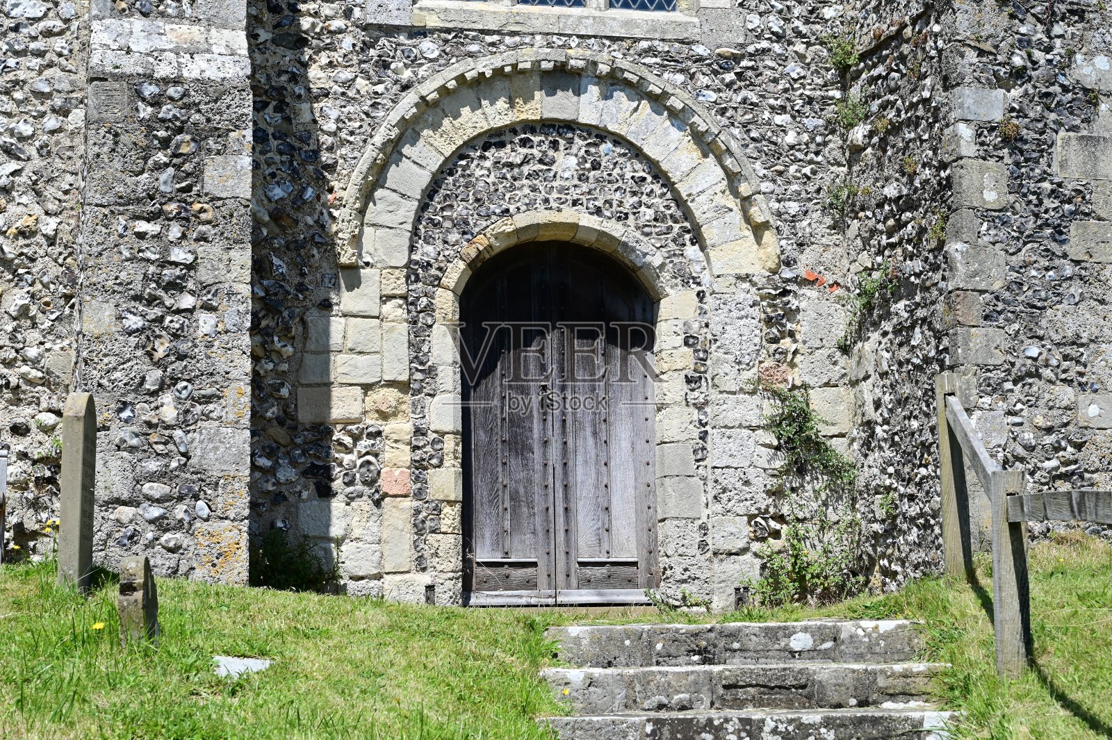 英国一座诺曼教堂紧闭的双扇门。照片摄影图片