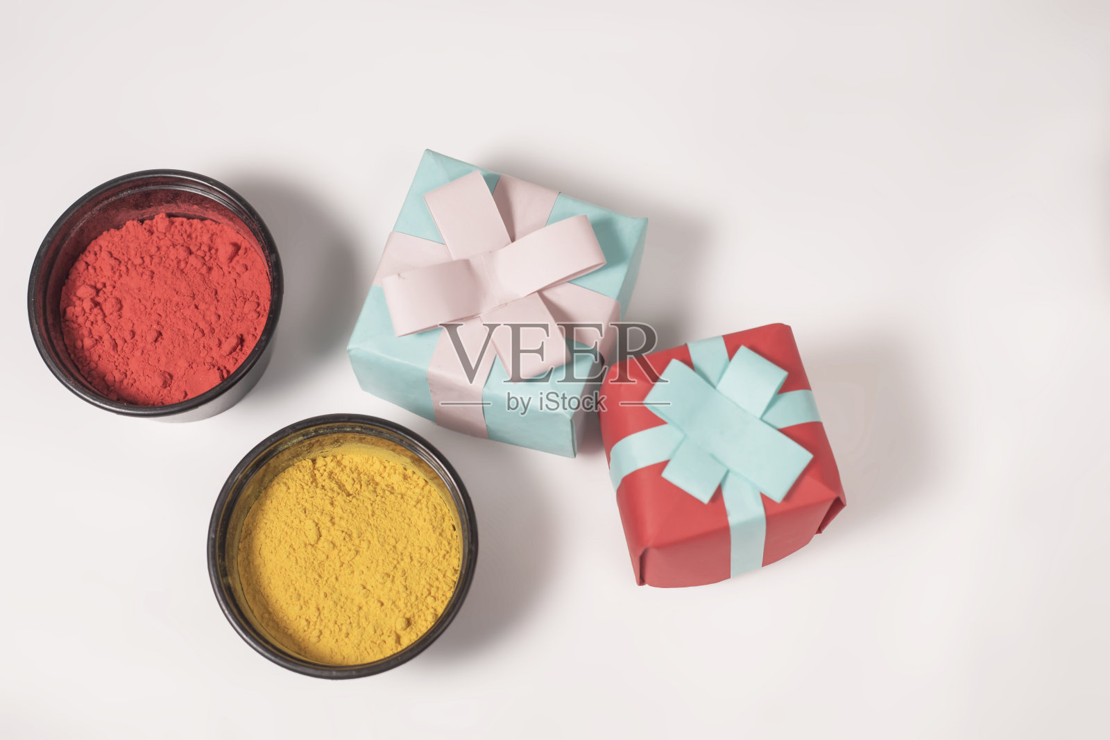 彩色胡里粉与礼盒白色背景的印度胡里节庆祝活动。俯视图照片摄影图片