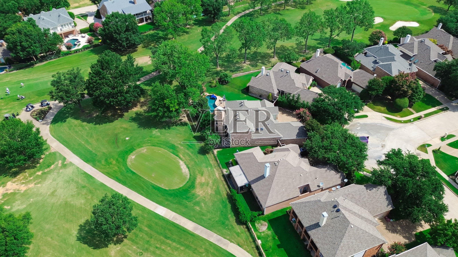 高尔夫球手和俱乐部汽车在草坪高尔夫球场高档社区豪宅,普莱诺东部,德克萨斯州,达拉斯沃斯堡大都会,高档大型两层住宅围栏后院,鸟瞰图照片摄影图片