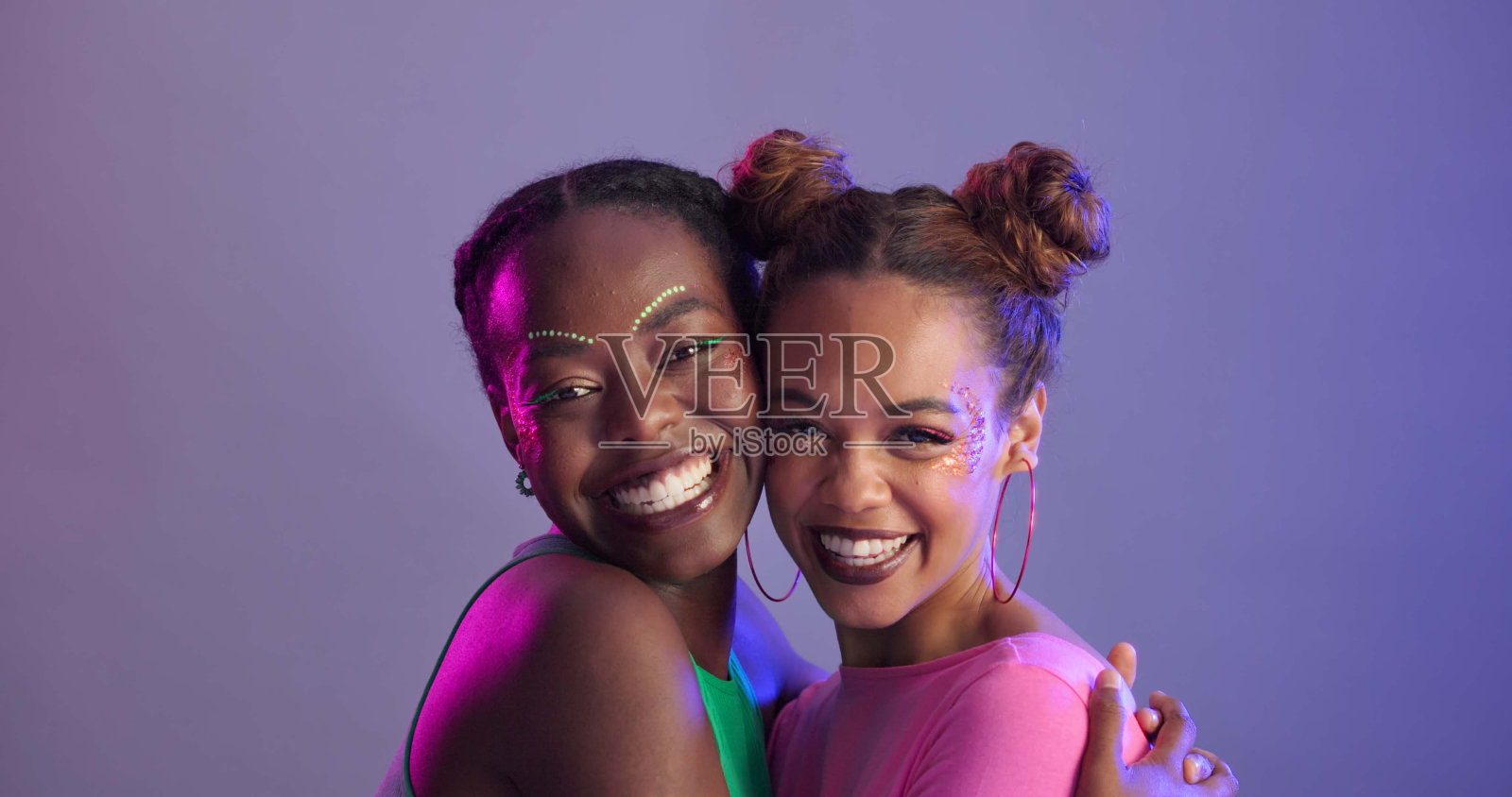 肖像,女人和朋友与时尚,拥抱和化妆与时髦的衣服在工作室背景。面,人与女生相拥,自由与空间,与学生搭搭,时髦或新潮照片摄影图片