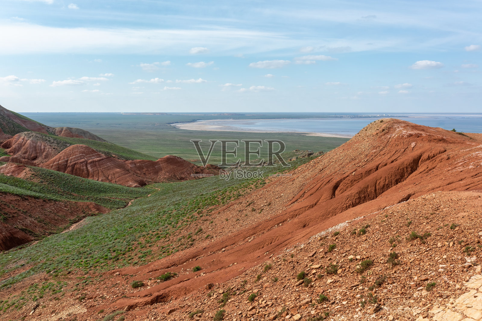 五颜六色的红色山与不同深浅的颜色与湖的距离照片摄影图片