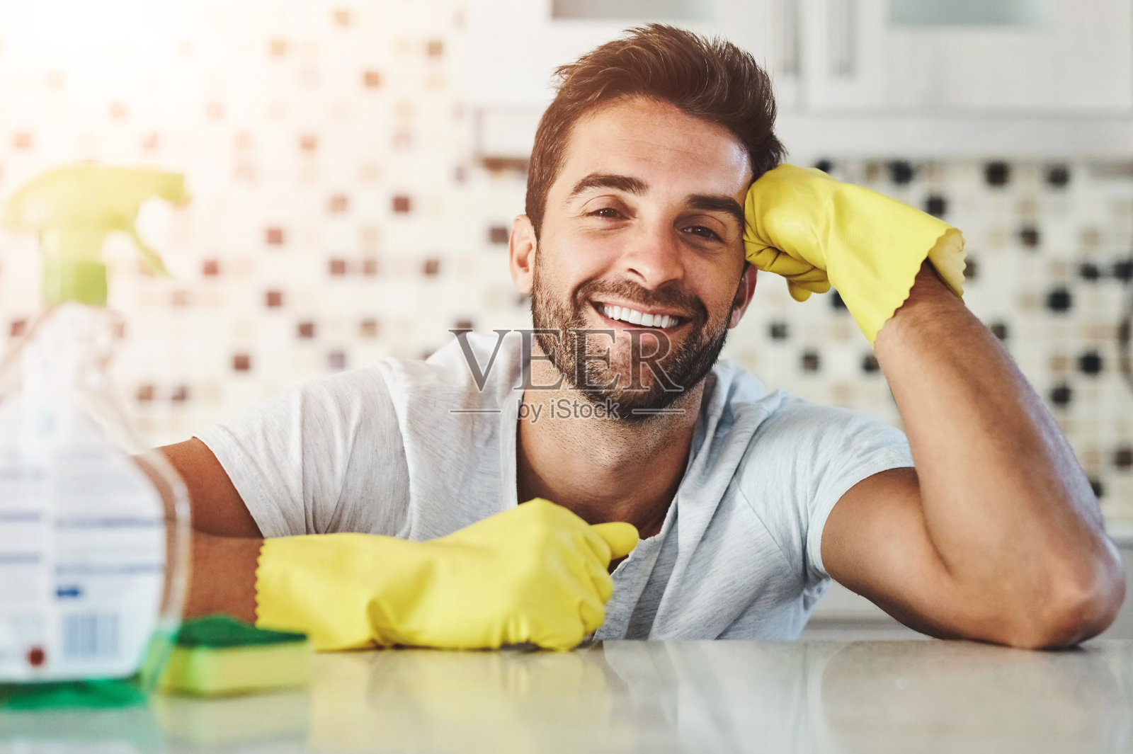 清洁,快乐和画像的男人在家里与手套卫生,消毒和洗涤。客房部,家务和人用喷雾瓶,产品和清洁剂清洁服务照片摄影图片