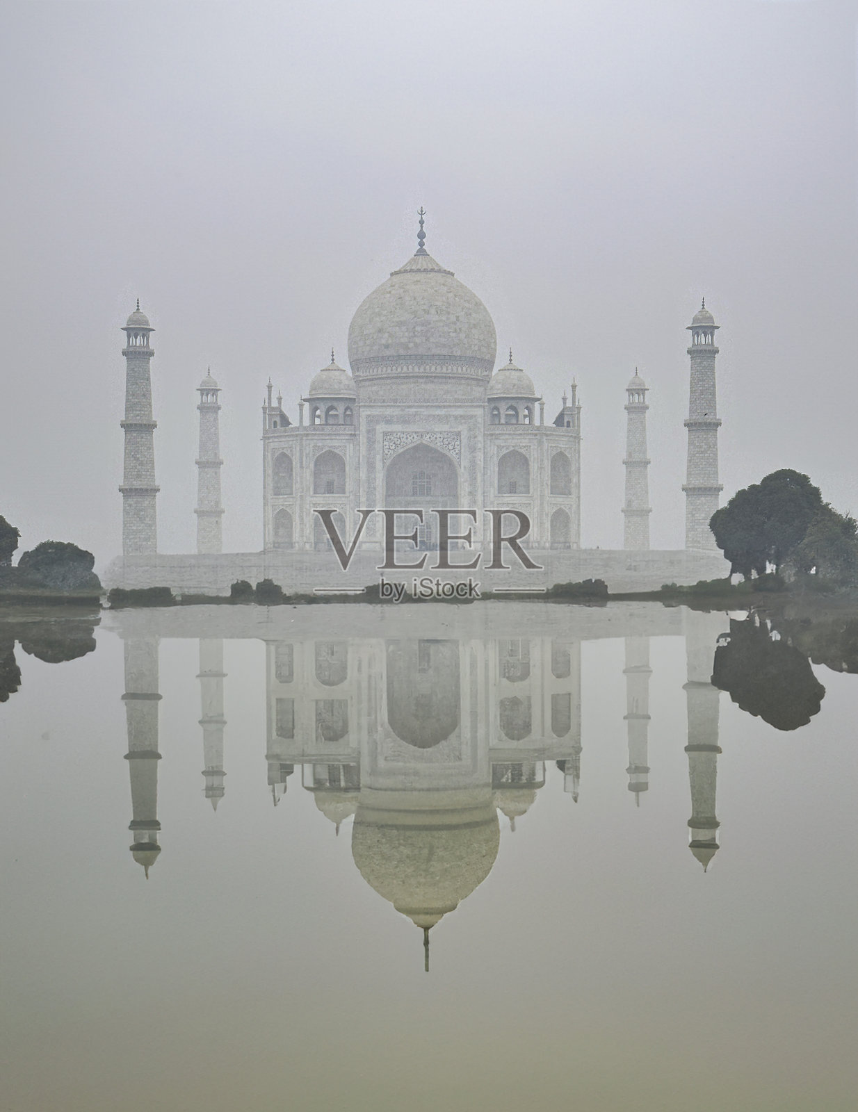 印度北方邦阿格拉市,天池丰裕(al-Kawthar)映照出泰姬陵的白色大理石建筑、尖塔和洋葱圆顶照片摄影图片