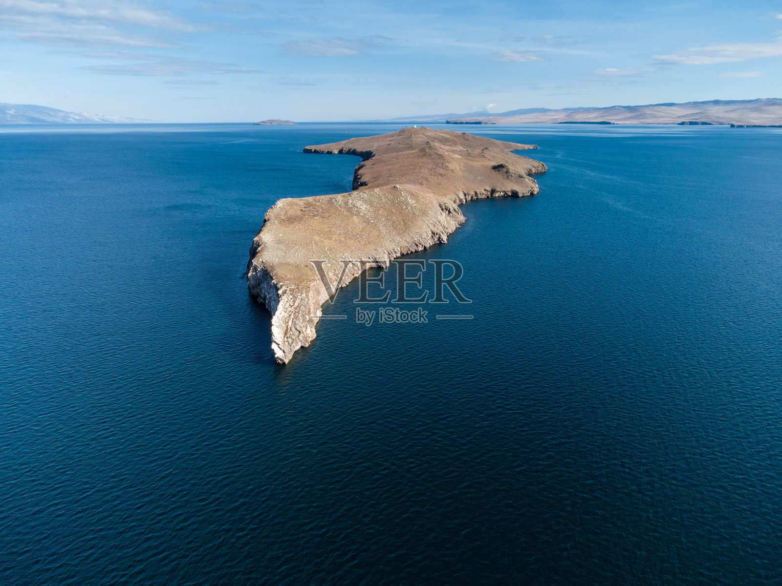 贝加尔湖。传说,Ogoy岛上。温暖的秋日。照片摄影图片