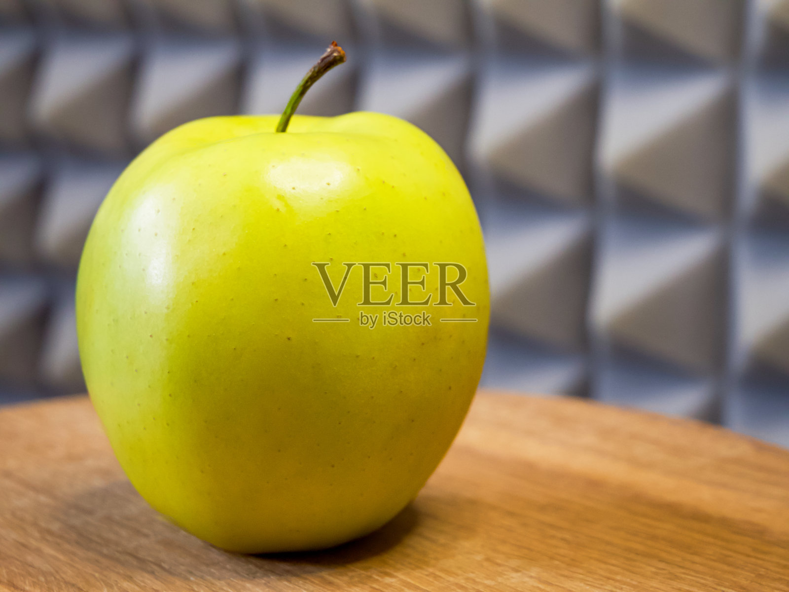 苹果上的木质纹理,体现了有机品质,有利于环保产品的品牌推广。照片摄影图片