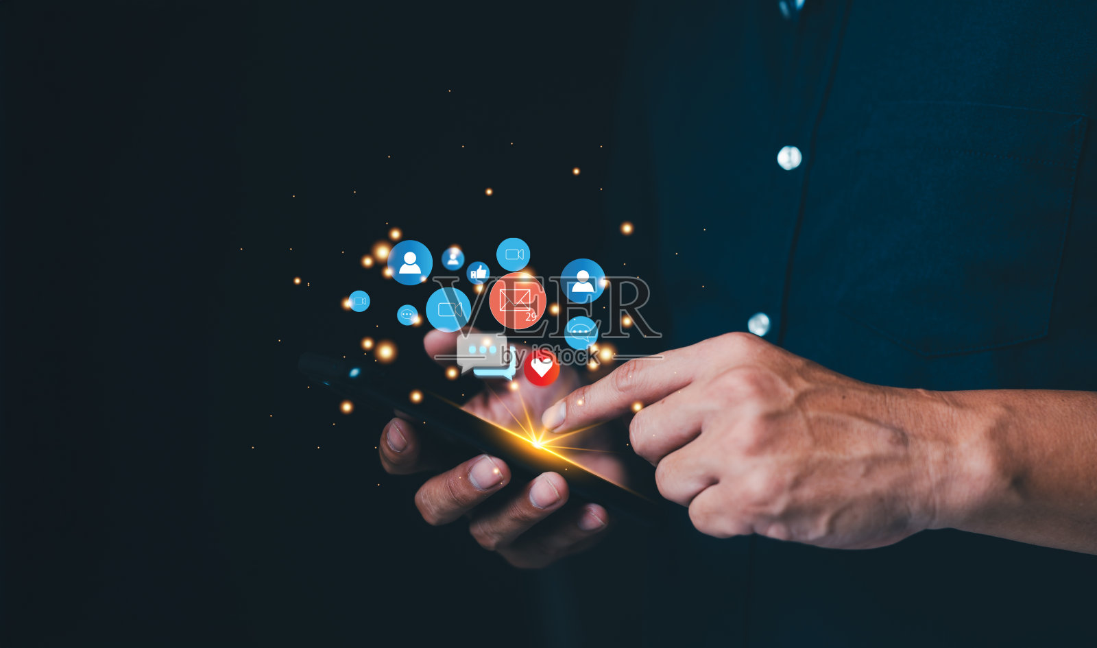 拥抱度假生活的概念,他正在用智能手机与社交媒体互动,与数字世界无缝连接。照片摄影图片