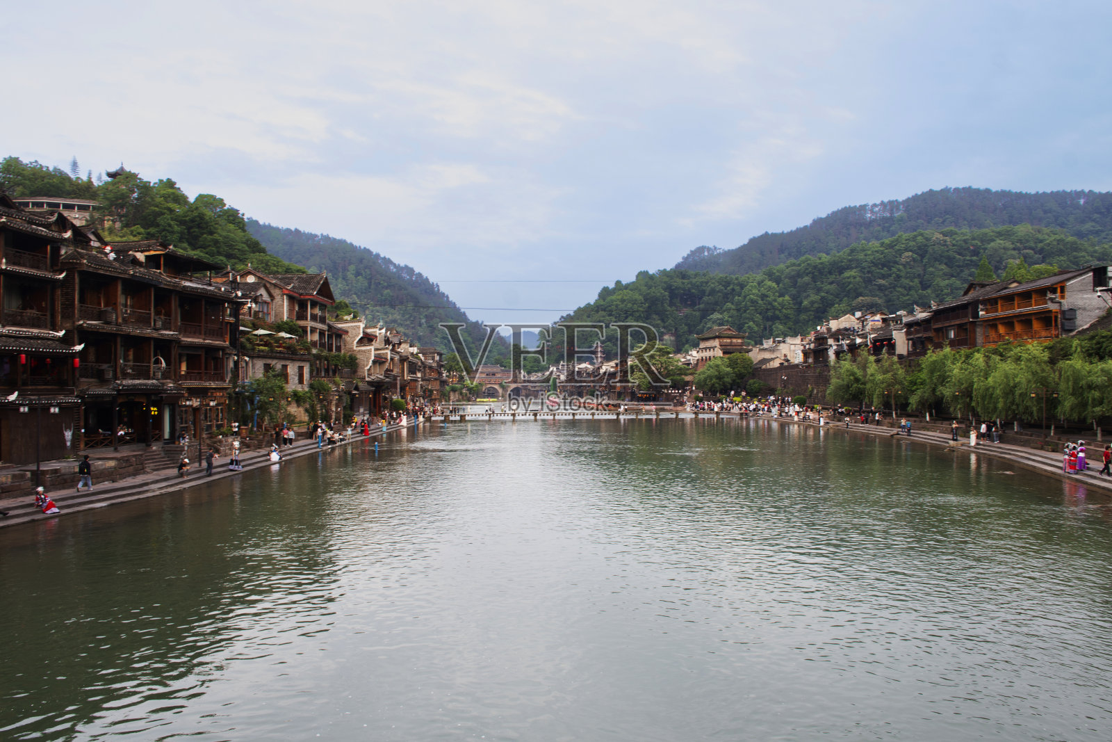 2024年5月9日,湖南湘西凤凰古城,中国游客参观的历史建筑遗产建筑照片摄影图片