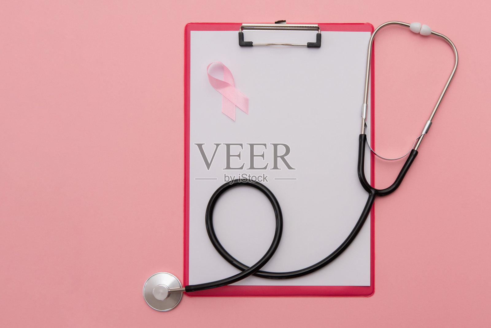 粉红色的剪贴板与粉红色的丝带和听诊器在粉红色的背景与复制空间,乳腺癌意识月照片摄影图片