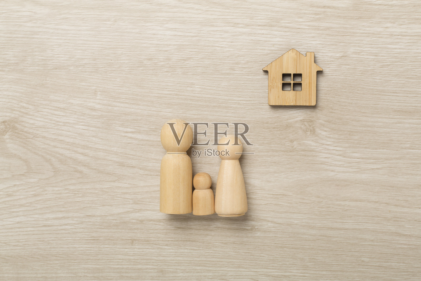 木制家庭人物与木制背景上的房子,俯视图照片摄影图片