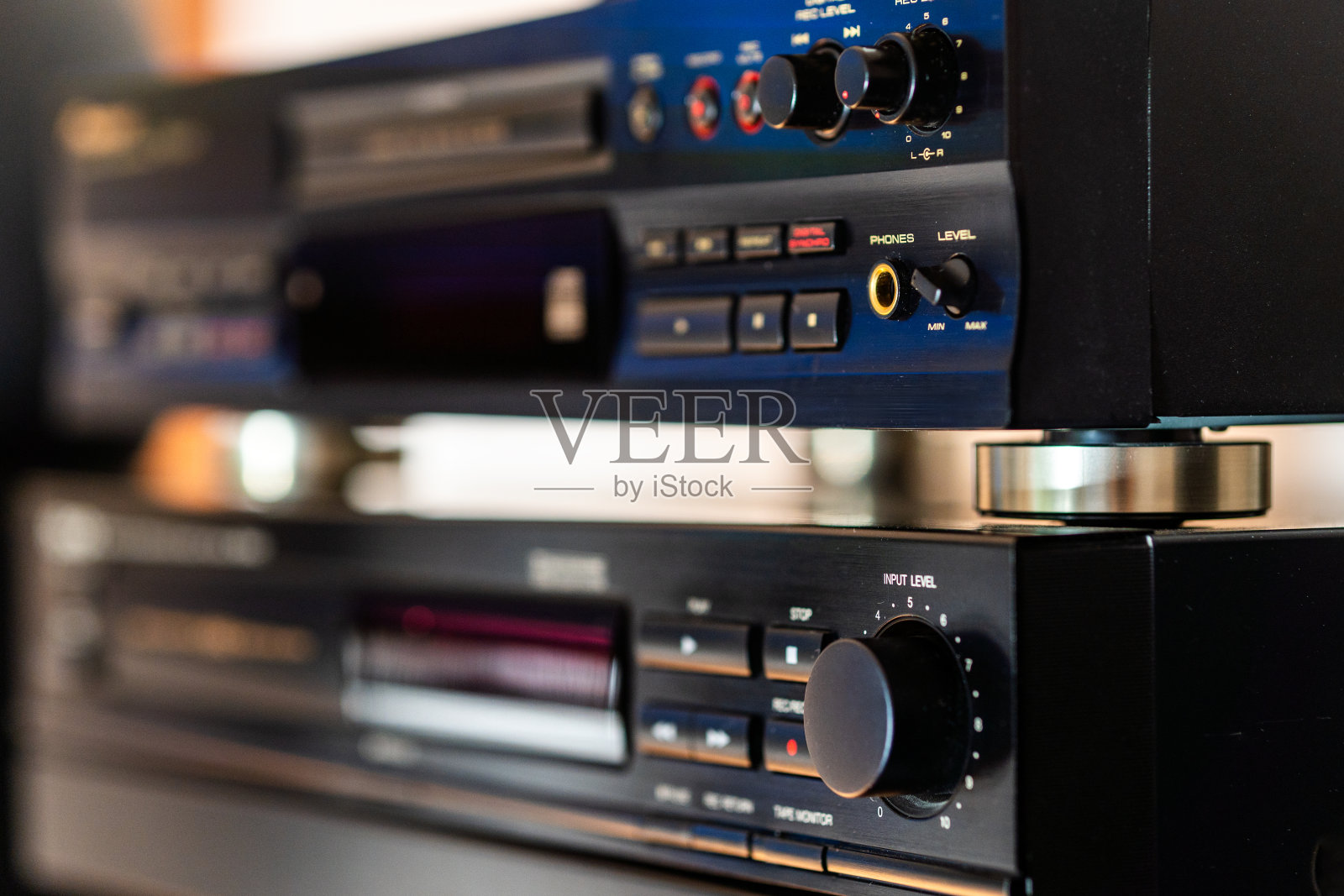 采购产品复古音频放大器和CD播放器,特写照片摄影图片