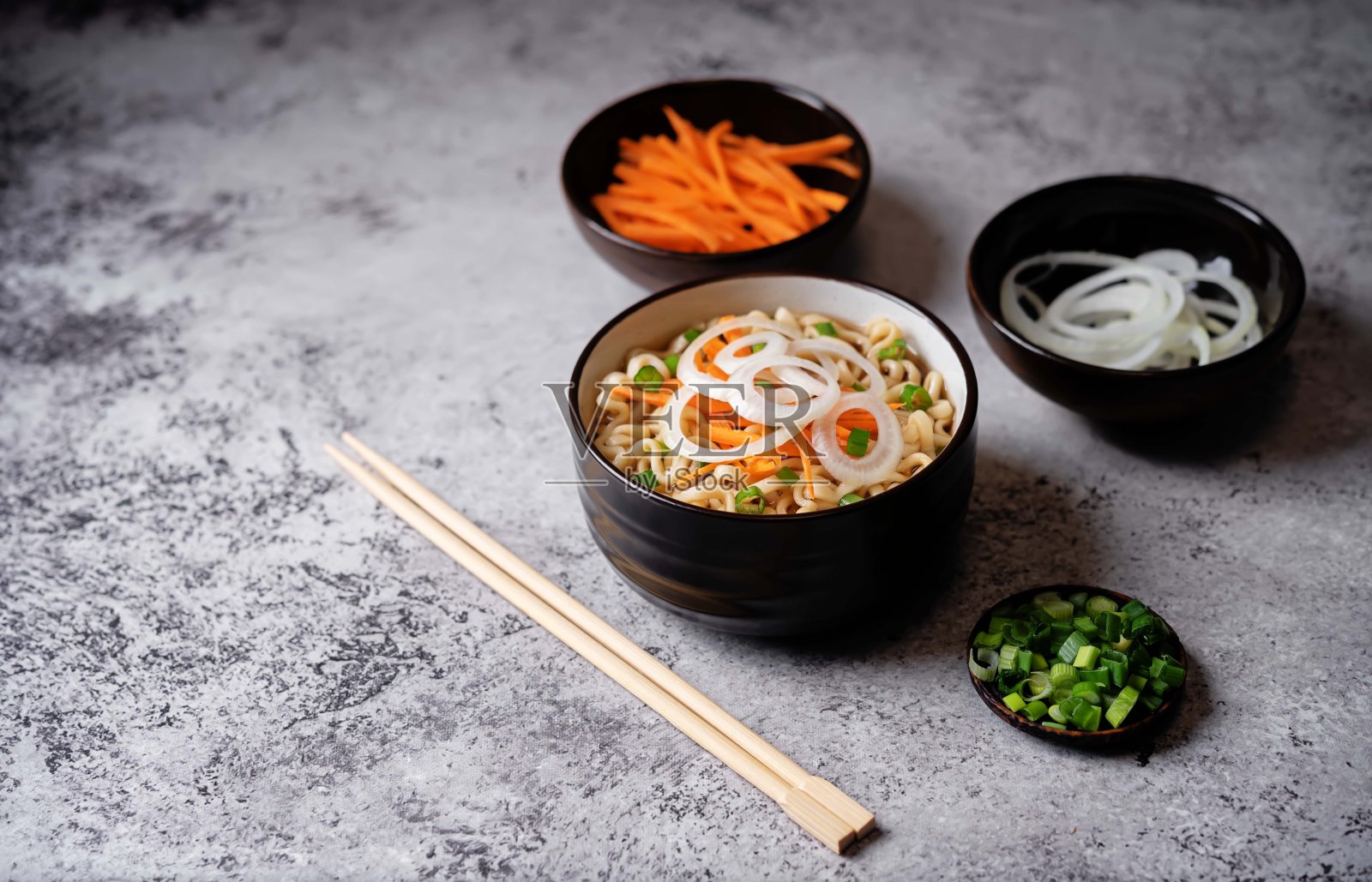 碗里的胡萝卜洋葱片拉面照片摄影图片