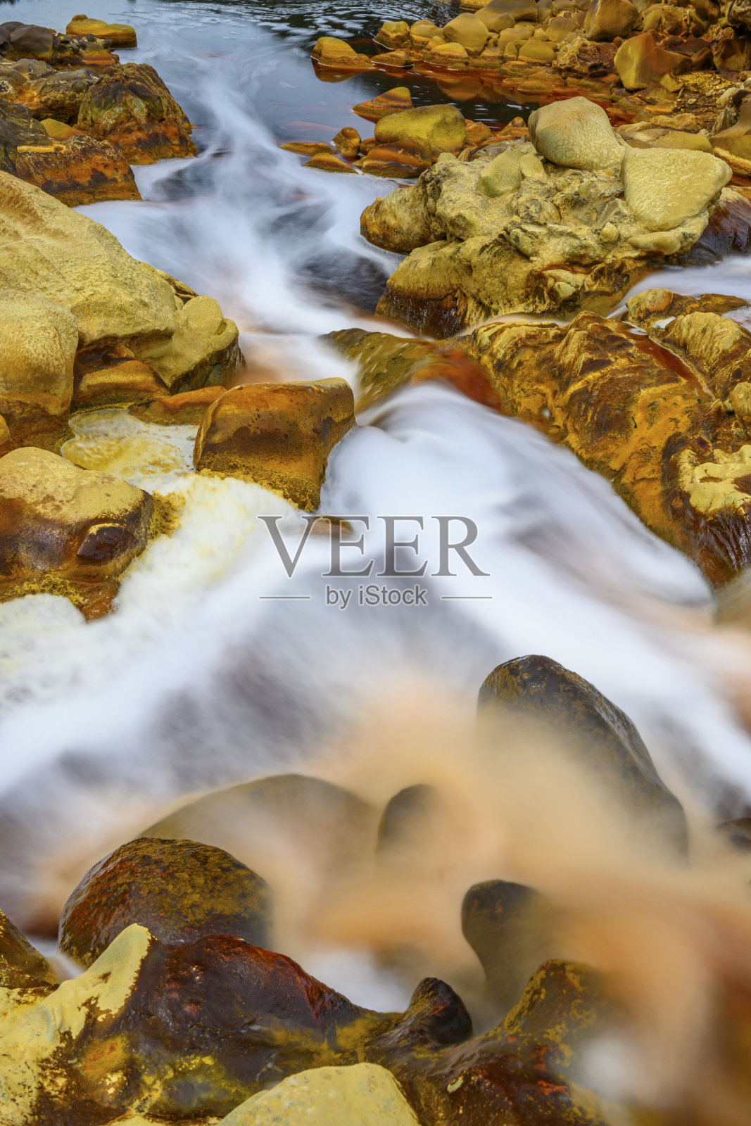 力拓在含铁岩石上的宁静流动照片摄影图片