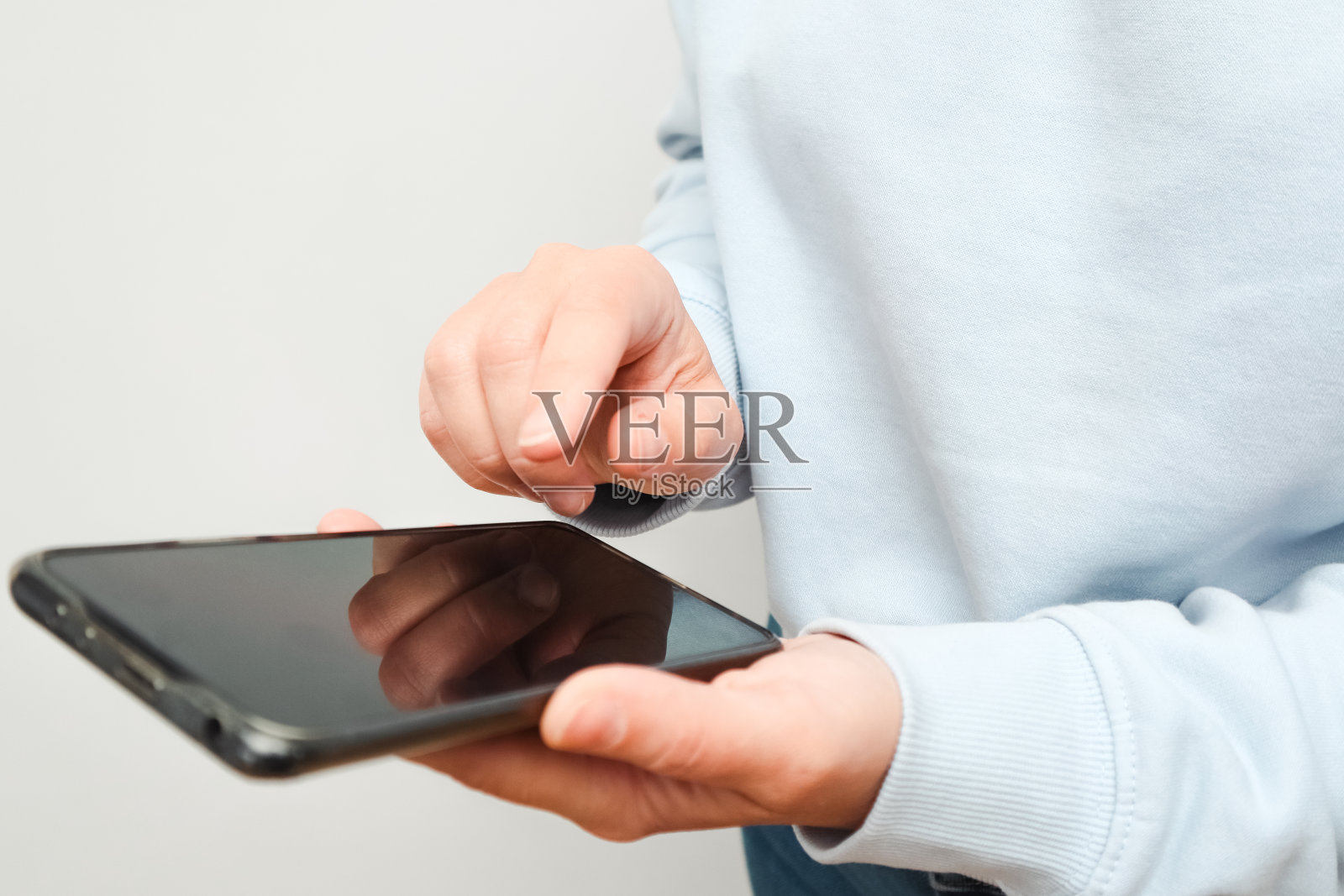 用智能手机的女人的手。一只手拿着现代智能手机照片摄影图片