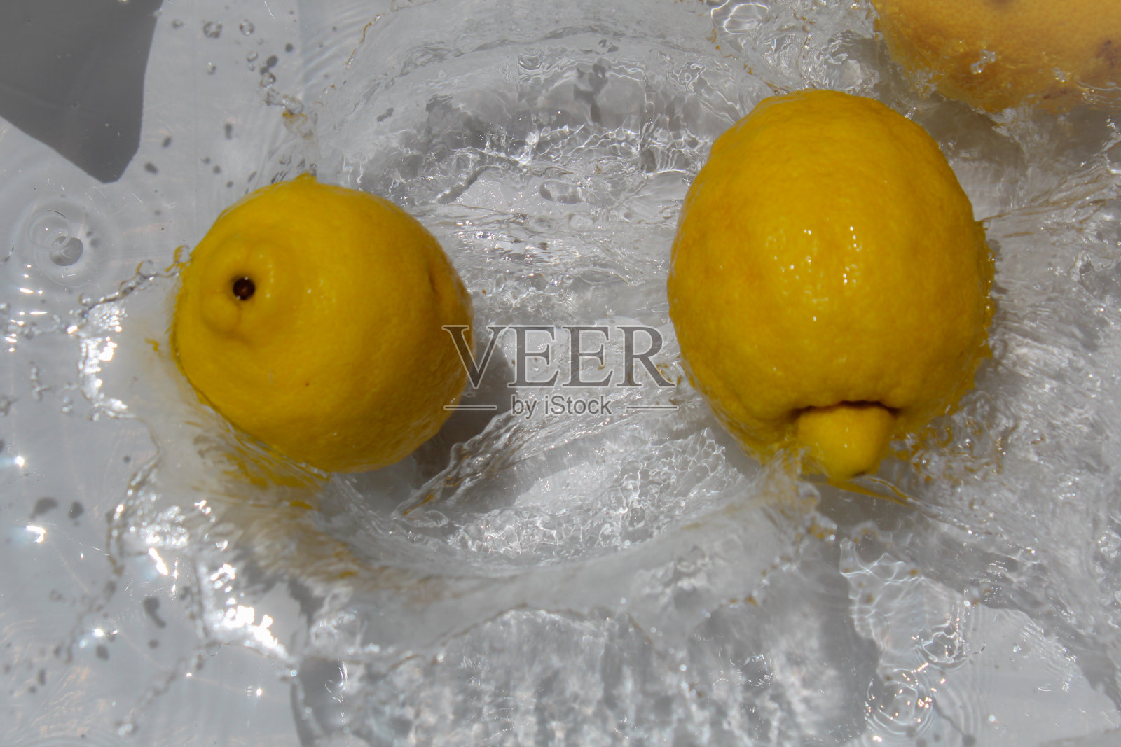 柠檬在水中有波纹照片摄影图片