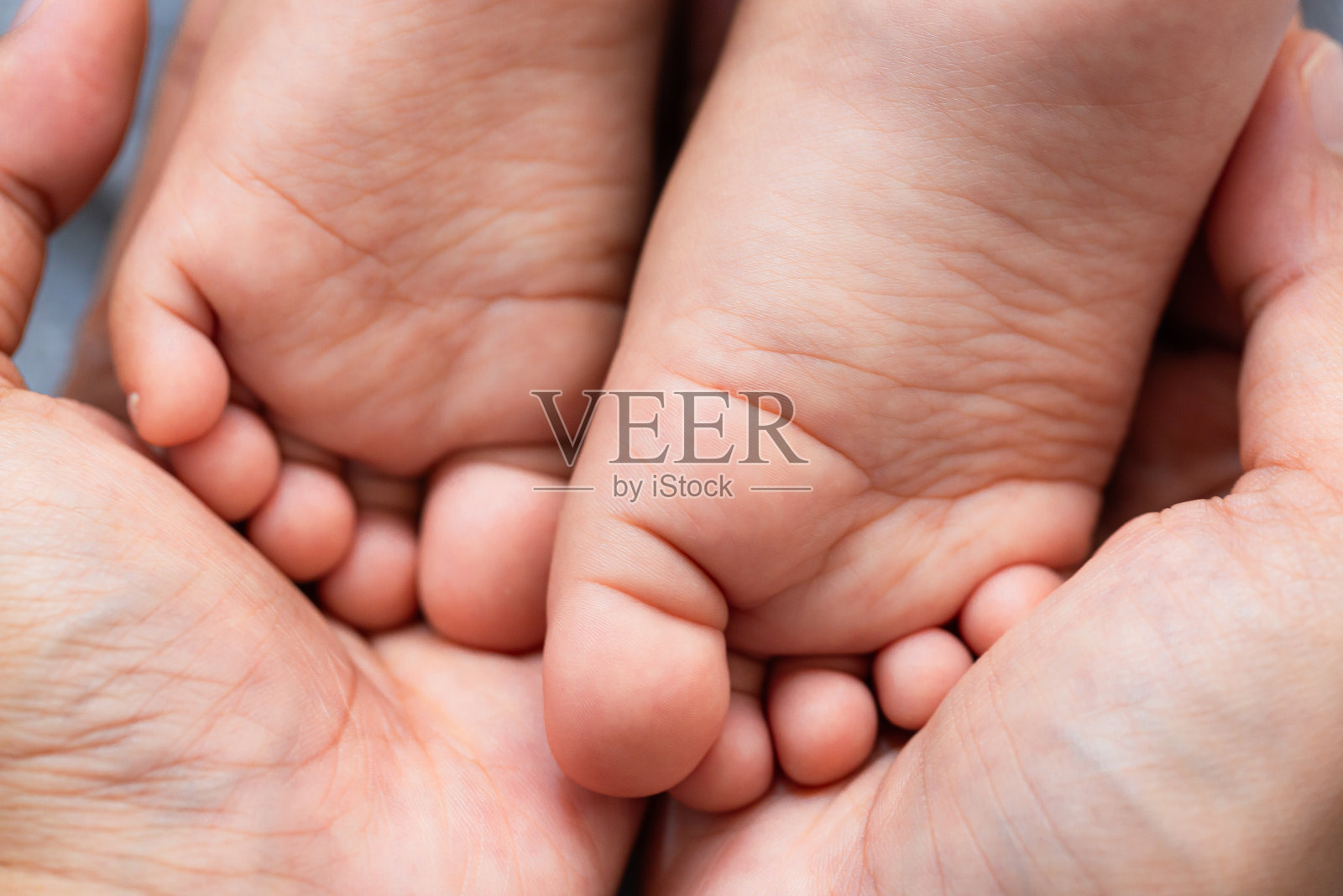 宝宝的脚,宝宝的脚在手里,妈妈,妈妈和她的宝宝,幸福的家庭观念,美丽的受孕形象分娩。照片摄影图片