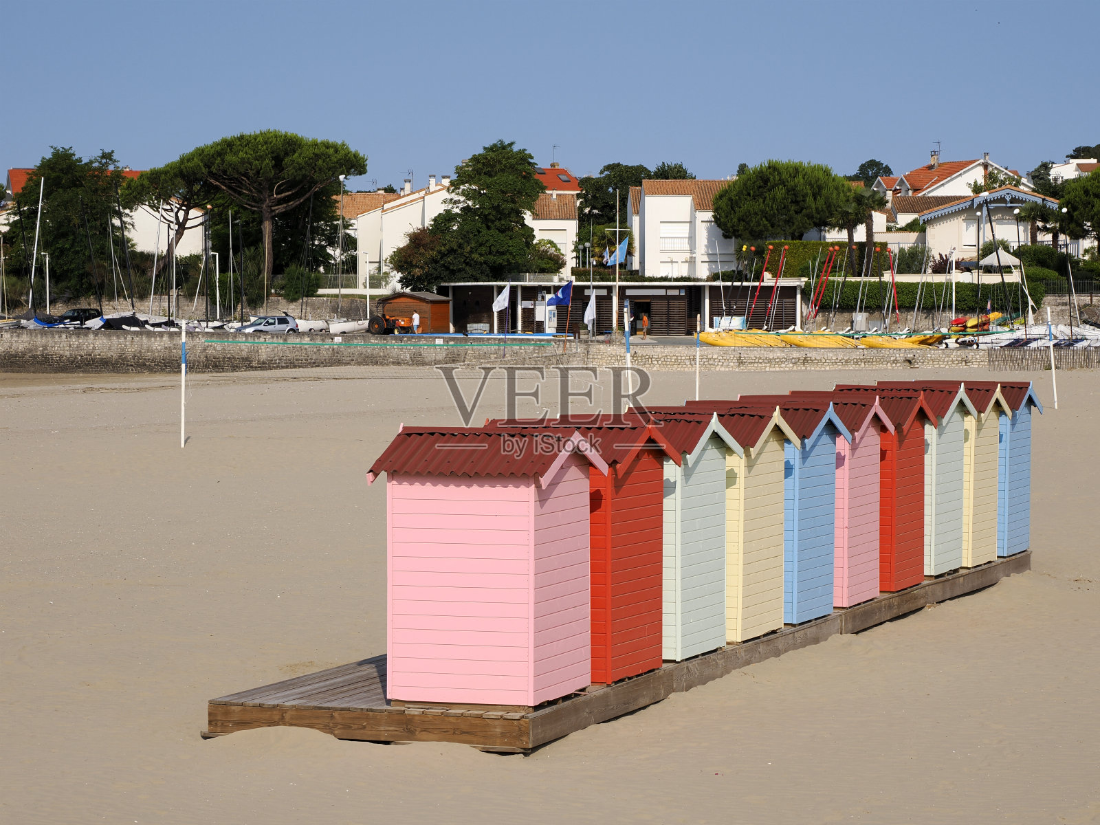 法国圣乔治迪多内的海滩小屋照片摄影图片