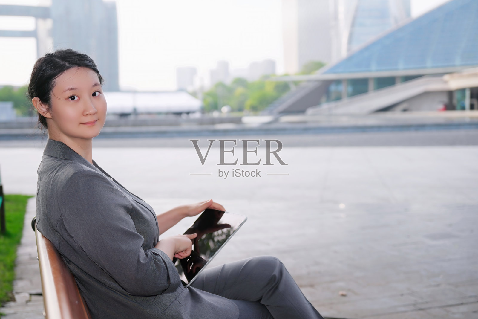 在城市户外工作的自信女商人照片摄影图片