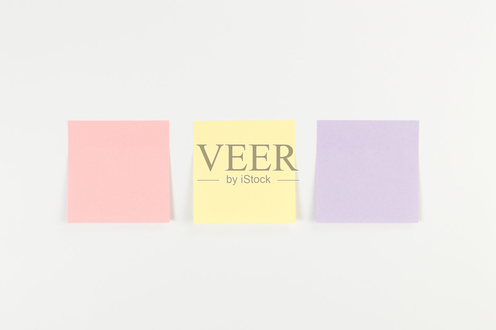 白色背景上的彩色便签的顶视图。学校、办公室的墙纸。照片摄影图片