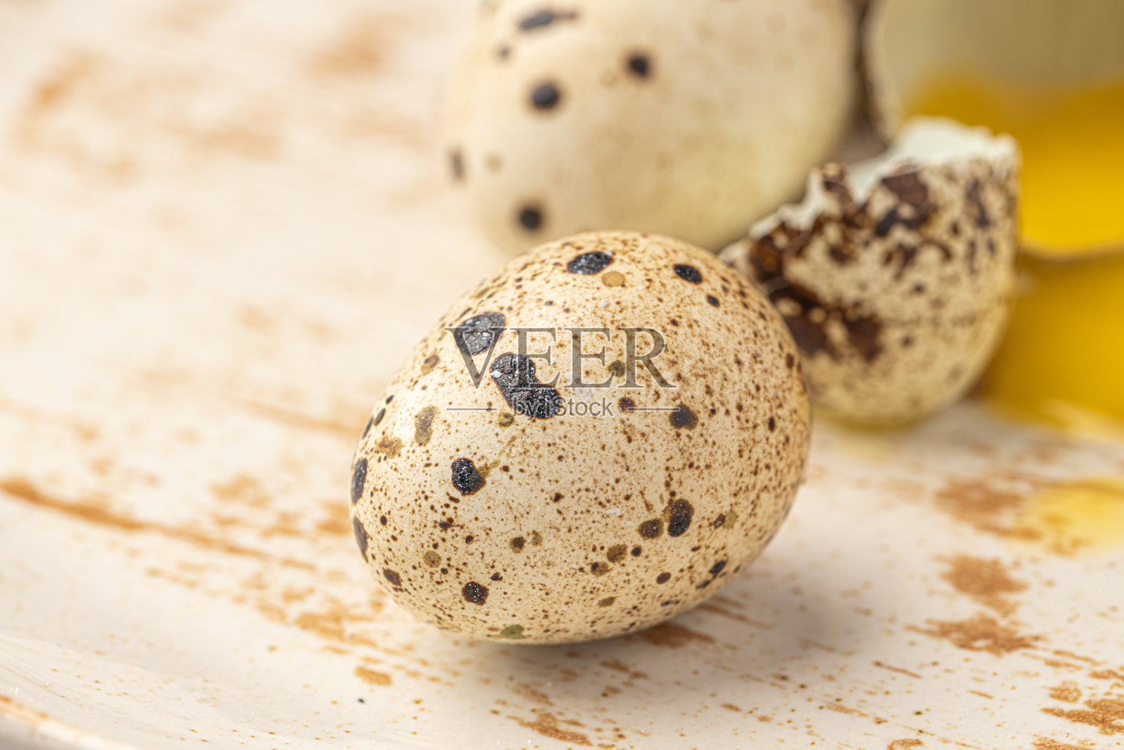 复活节鹌鹑蛋。春天背景配小复活节鹌鹑蛋。复古照片处理照片摄影图片