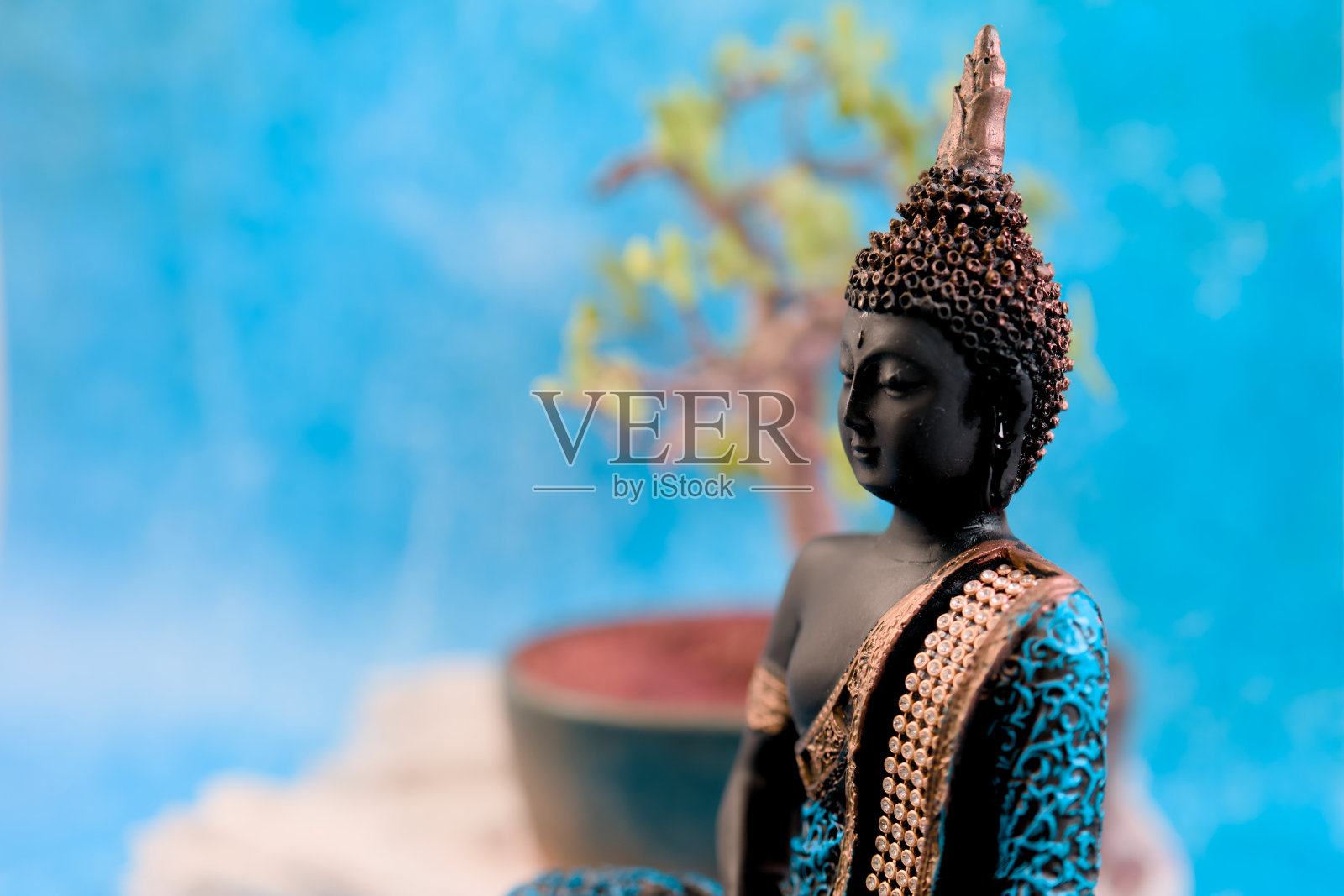 蓝色背景上的佛像选择性聚焦照片摄影图片