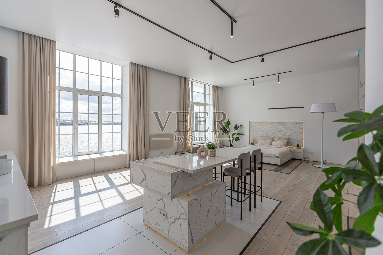 极简主义的现代豪华设计,一个昂贵的房子与大理石装饰在一个阳光明媚的日子。白色的墙壁,石膏,镶木地板,装饰照明,里面没有人照片摄影图片