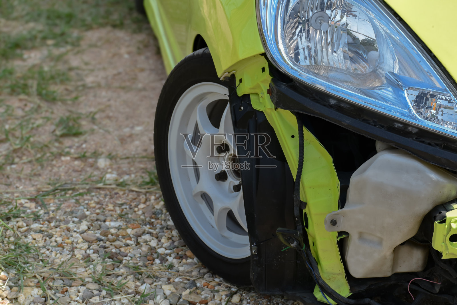 一辆汽车的格栅从引擎盖上滑落照片摄影图片