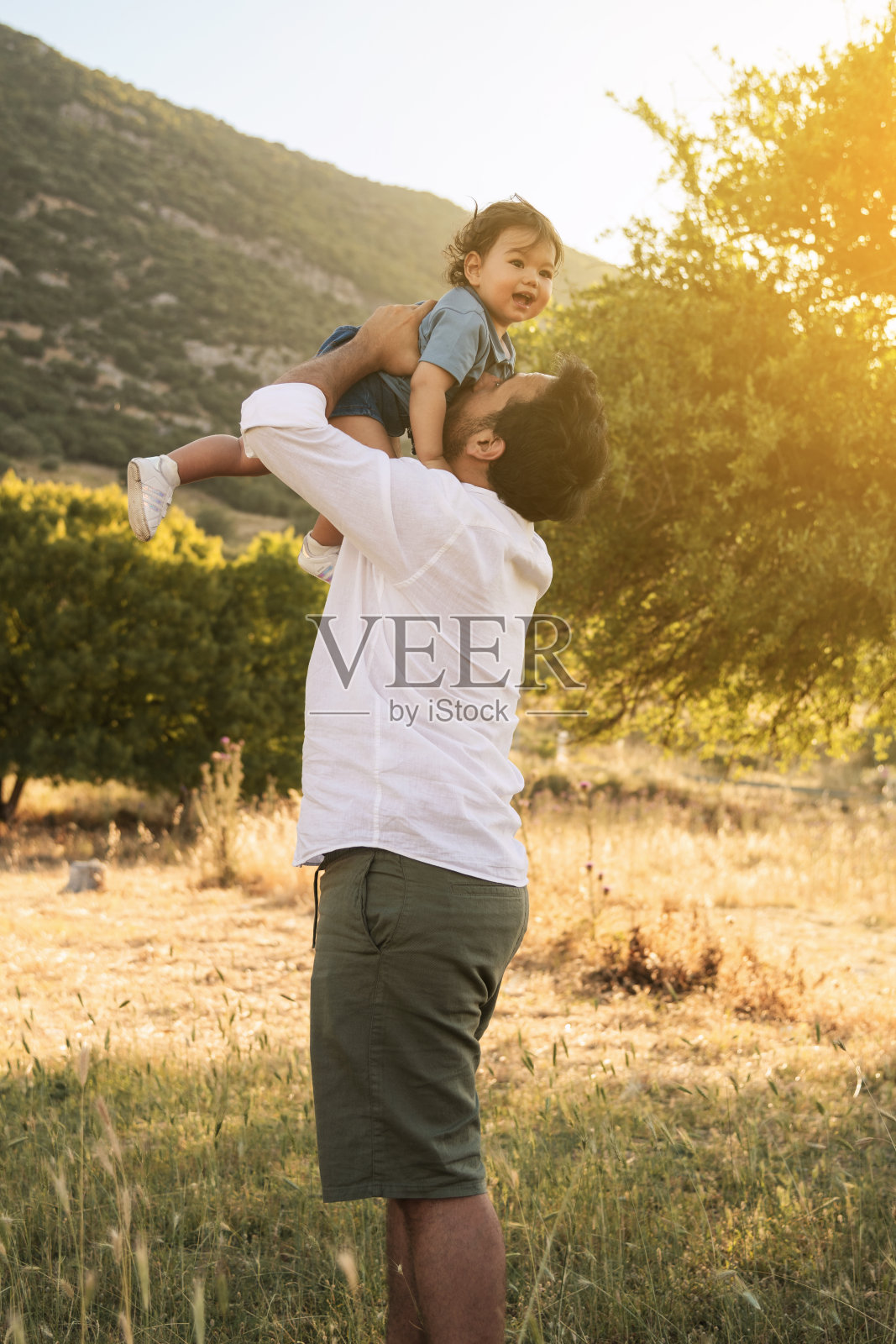 父子在自然中享受玩耍时光照片摄影图片