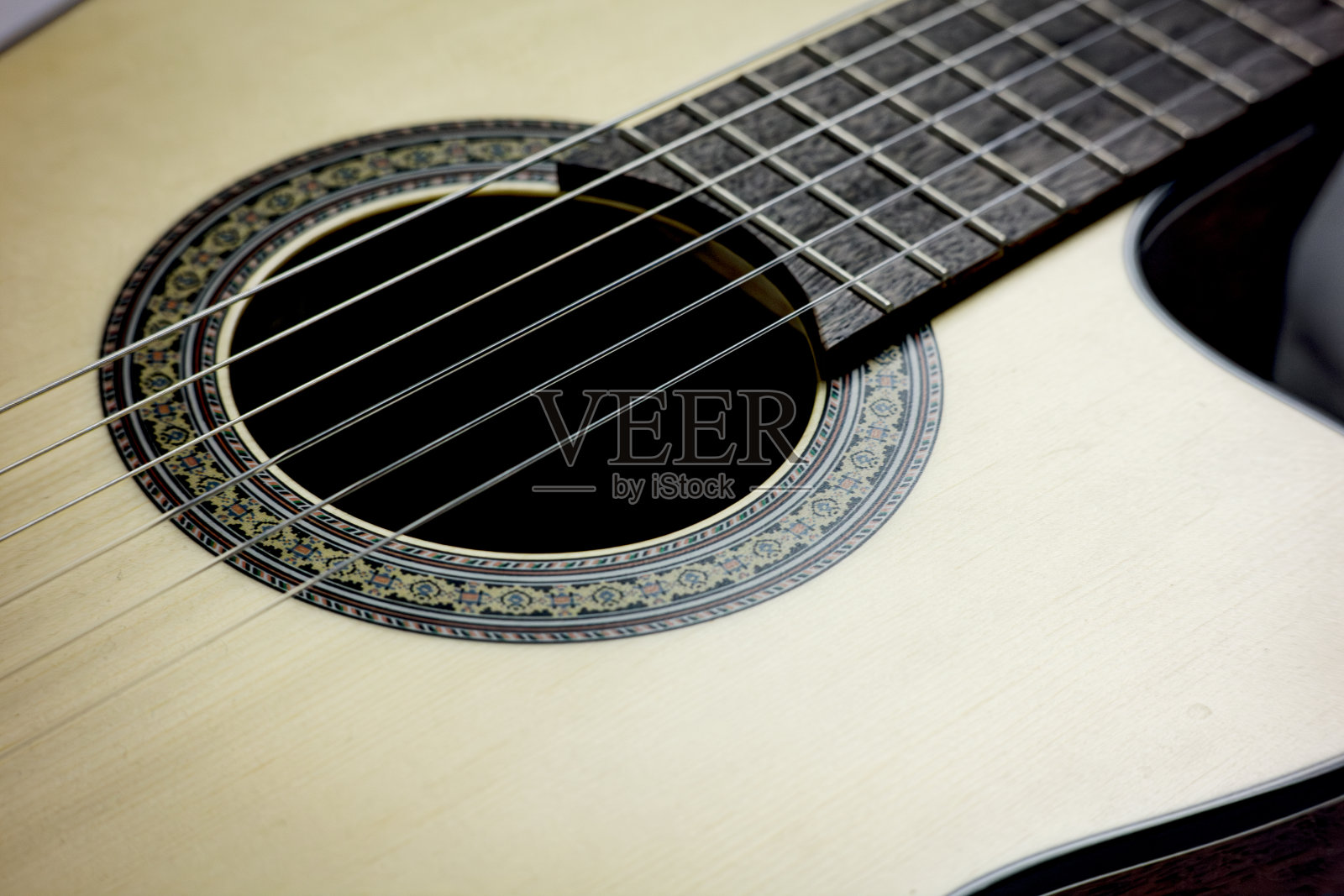 白色背景下古典吉他的另一视角特写。照片摄影图片
