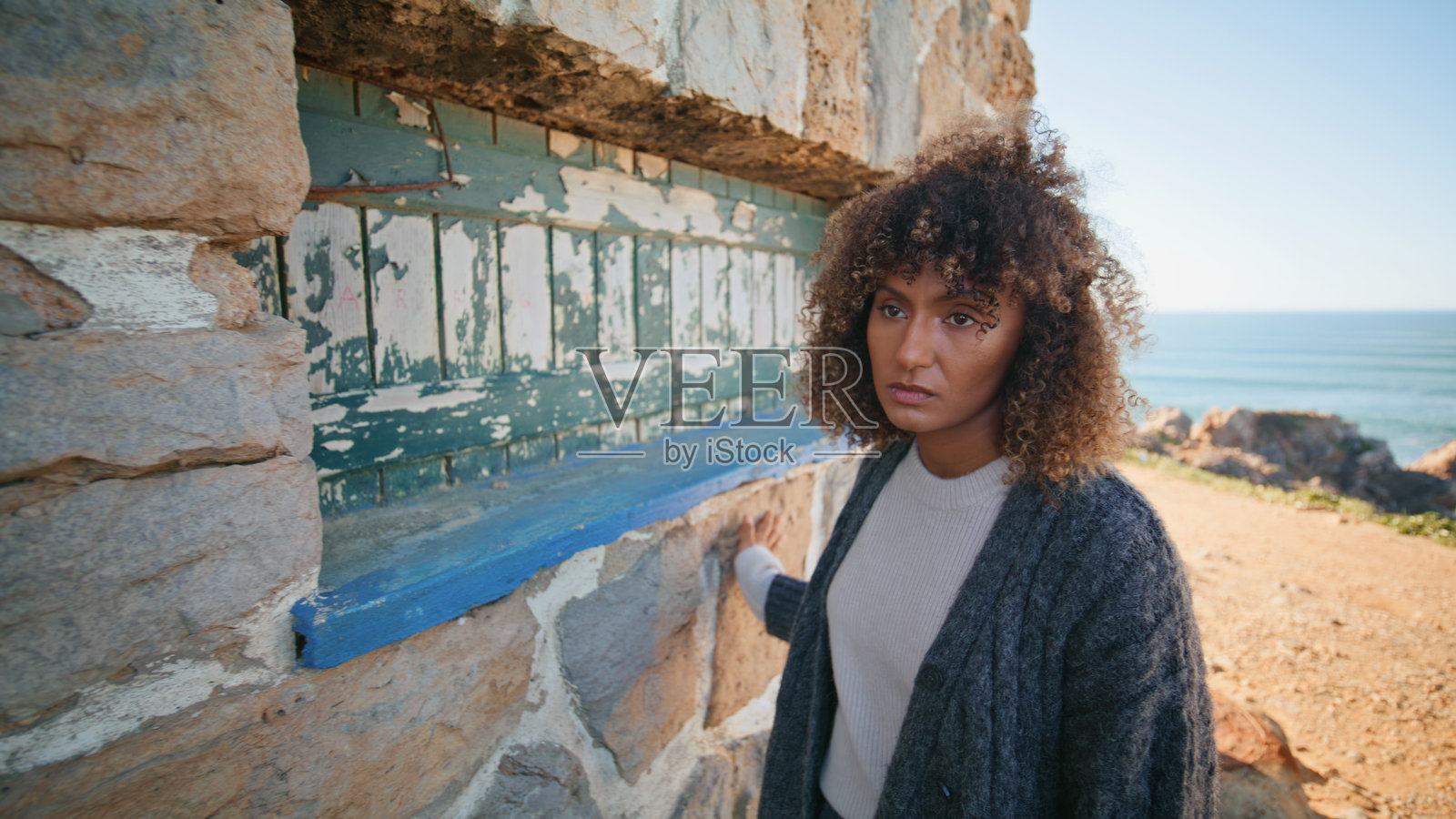 在废弃之地独自沉思的忧郁女孩照片摄影图片