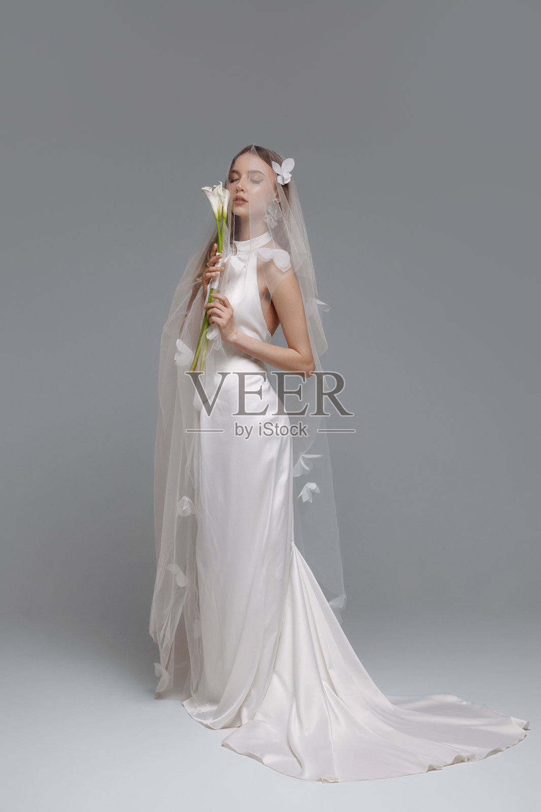 一名身着婚纱的女子手持一束鲜花照片摄影图片